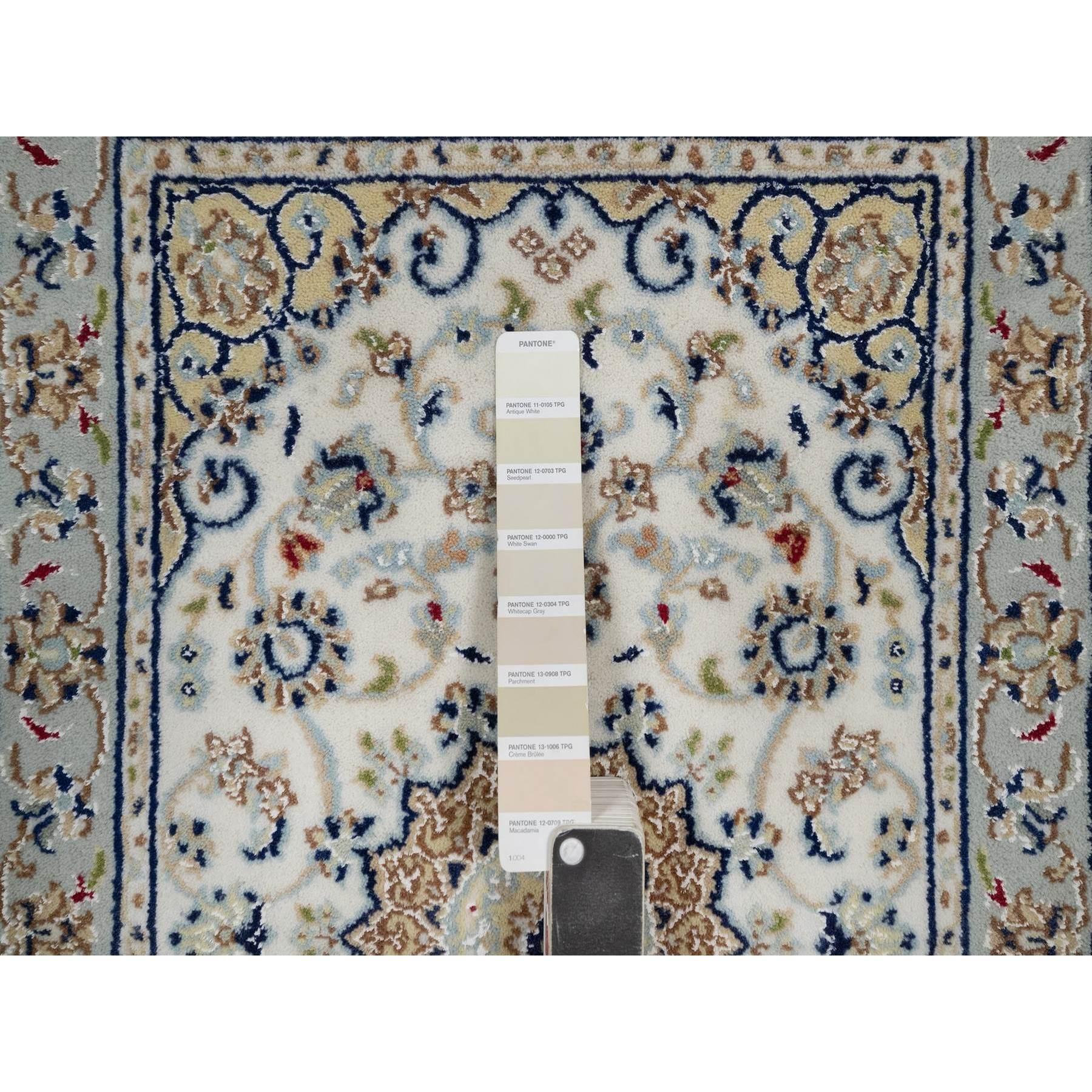 Alfombra de Lana y Seda Anudada a Mano con Diseño de Medallón de Flores Nain Marfil de 2'1 