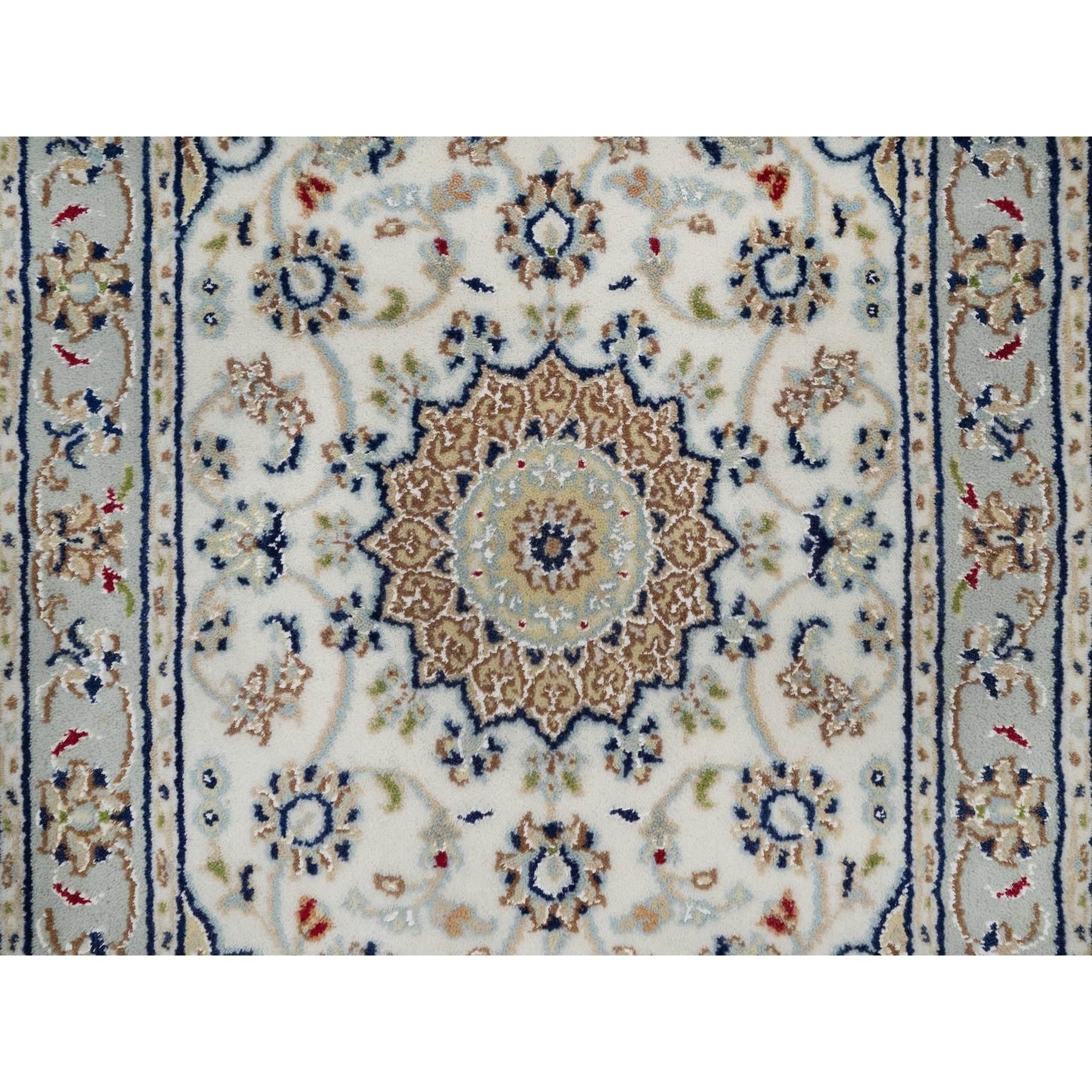 Alfombra de Lana y Seda Anudada a Mano con Diseño de Medallón de Flores Nain Marfil de 2'1 