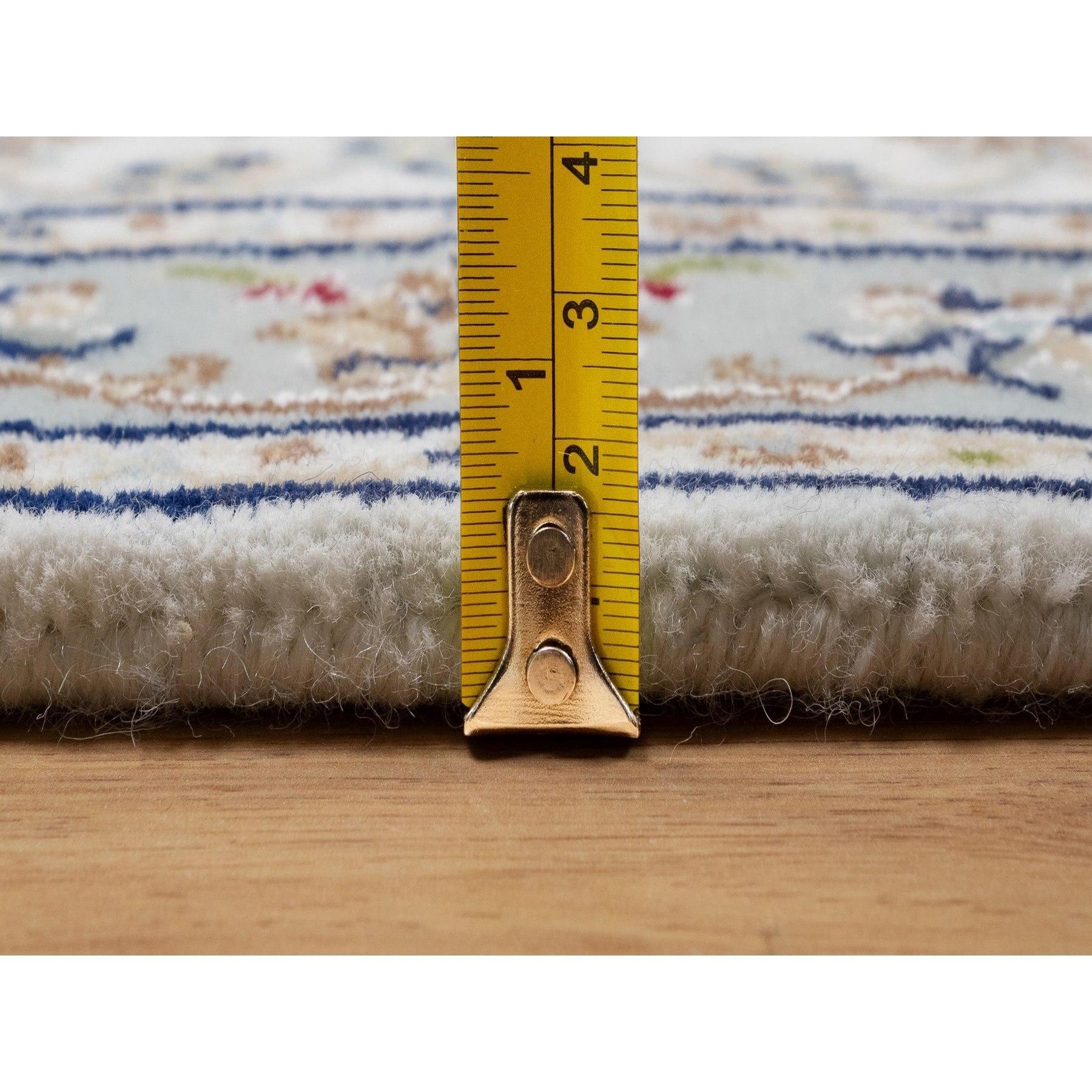 Alfombra de Lana y Seda Anudada a Mano con Diseño de Medallón de Flores Nain Marfil de 2'1 