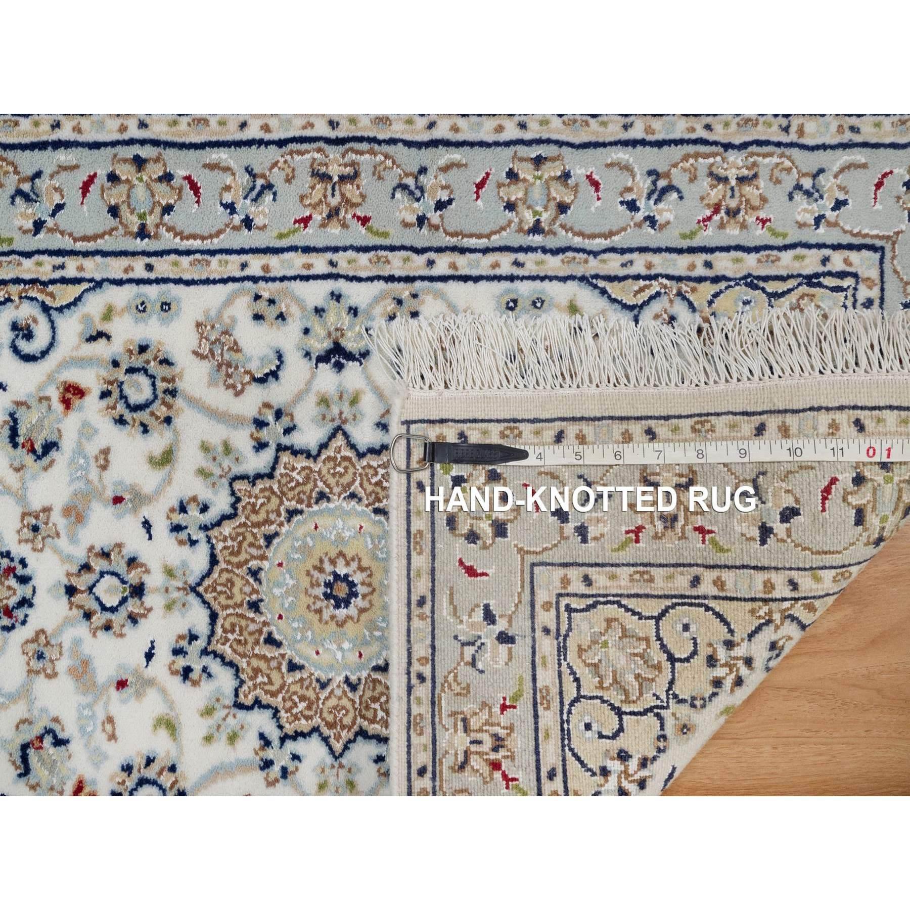 Alfombra de Lana y Seda Anudada a Mano con Diseño de Medallón de Flores Nain Marfil de 2'1 