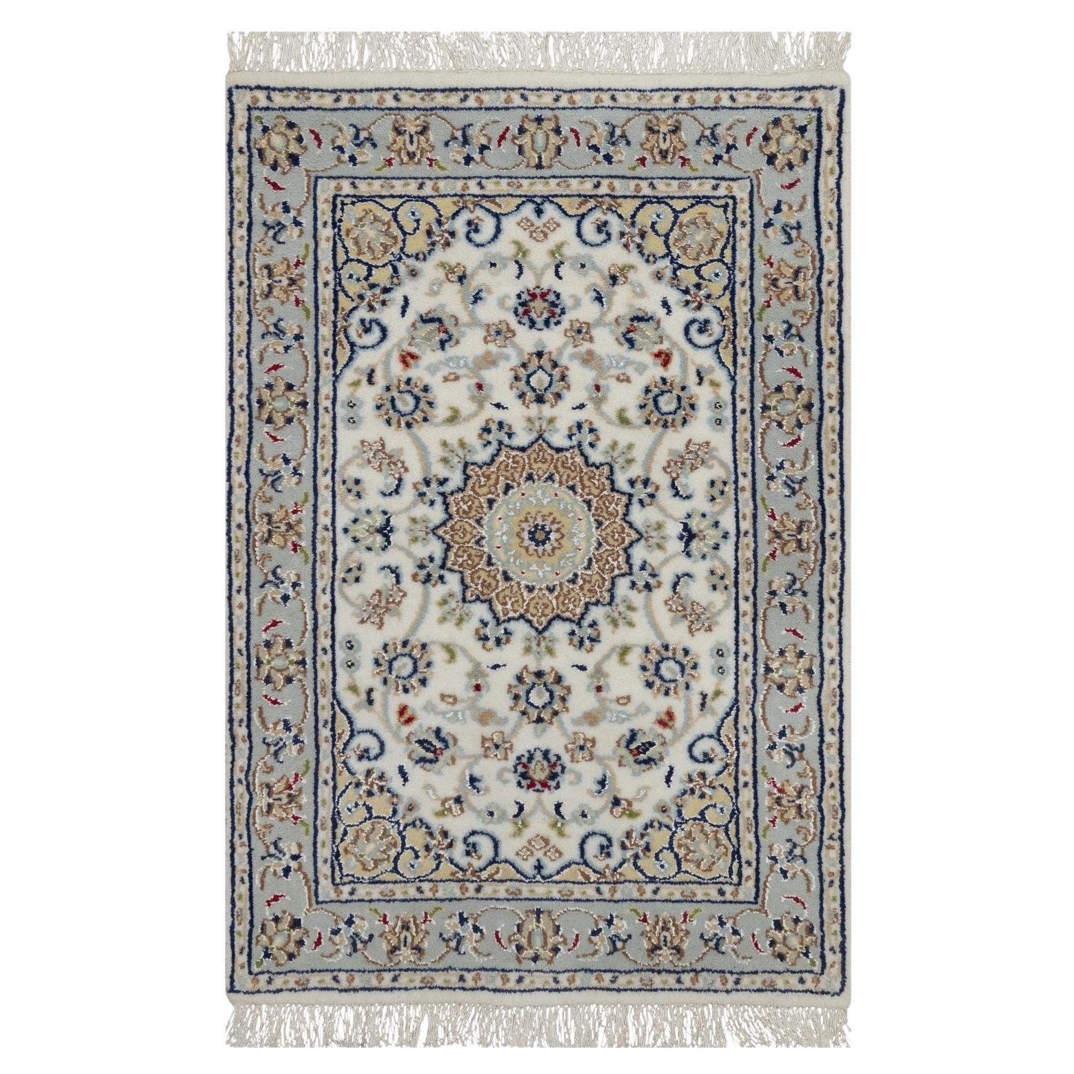 2
1 "x3
2" Elfenbeinfarbener Nain mit Blumenmedaillon Design Handgeknüpfter Teppich aus Wolle und Seide