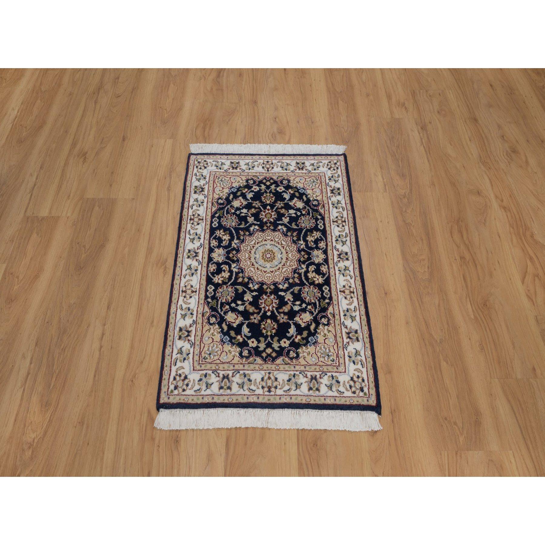 Mitternachtsblau, Nain mit Blumenmedaillon Design, Wolle und Seide, handgeknüpft, 250 KPSI, Muster, Matte, Orientteppich
Primäre MATERIALIEN: Wolle & Seide
Latex: Kein Flor 
Höhe: 0,25 Zoll
Stil: Traditionell
Grundfarbe: Blau
Sekundäre Farben: Grün,