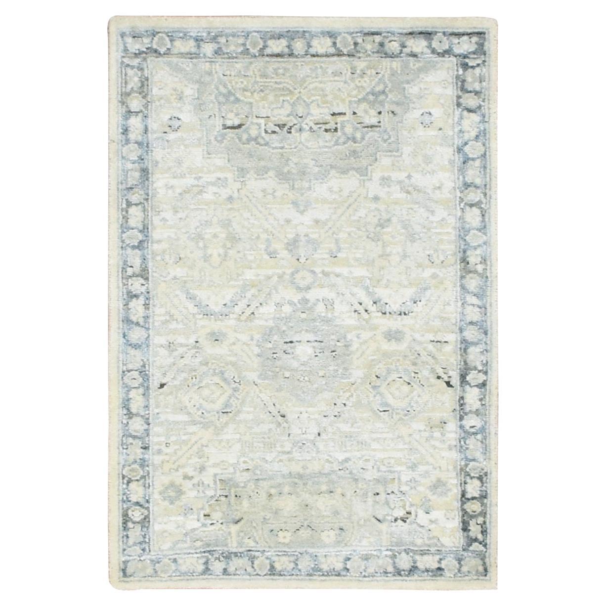 2
1 "x3
2" Pastellgrau Seide und oxidierte Wolle Oushak Design Hand geknüpft Teppich