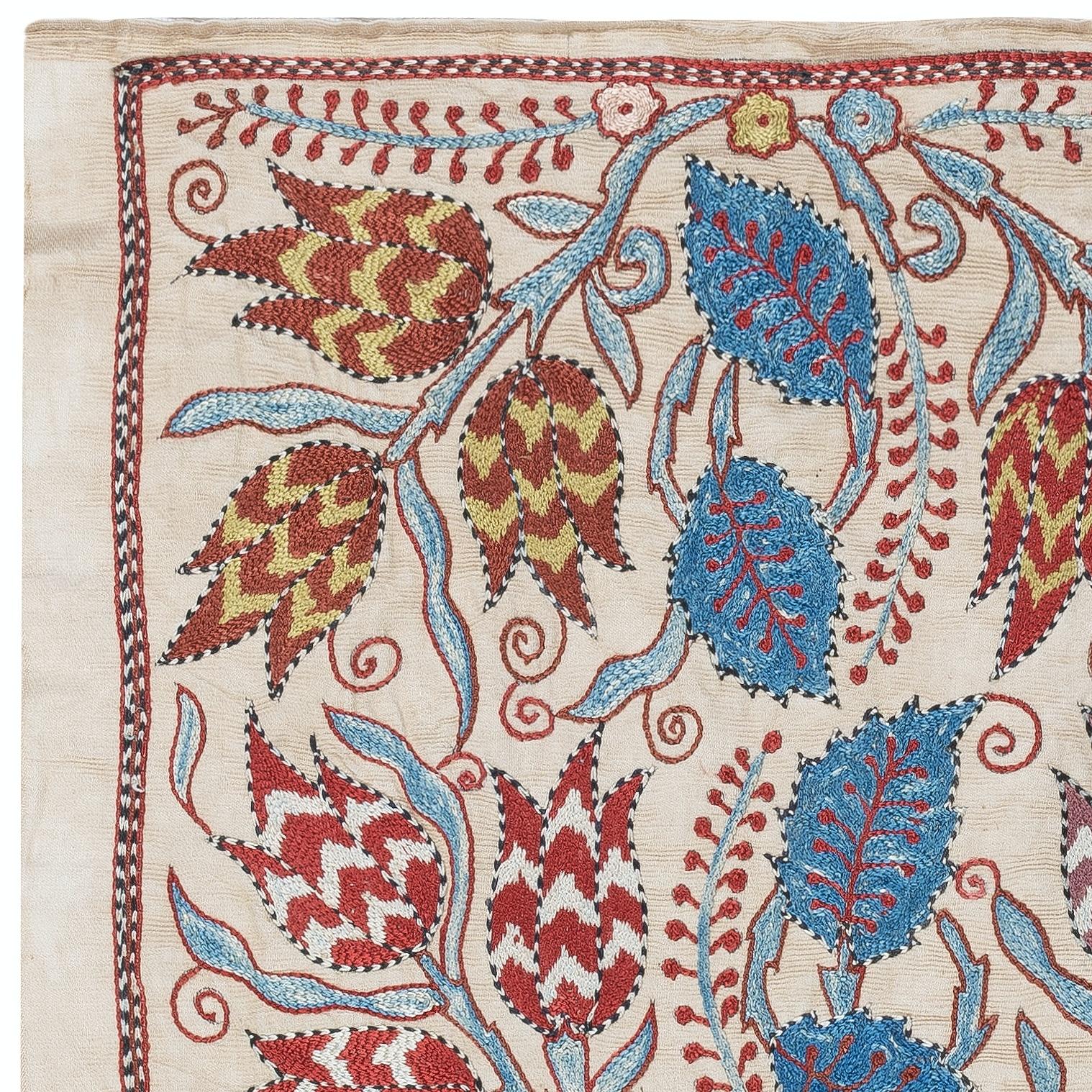Celebra il ricco patrimonio dell'artigianato asiatico con questo squisito tessuto Suzani in 100% seta, ricamato meticolosamente a mano da abili artigiani. Una vera e propria opera d'arte, questo pezzo incarna secoli di tradizione e presenta