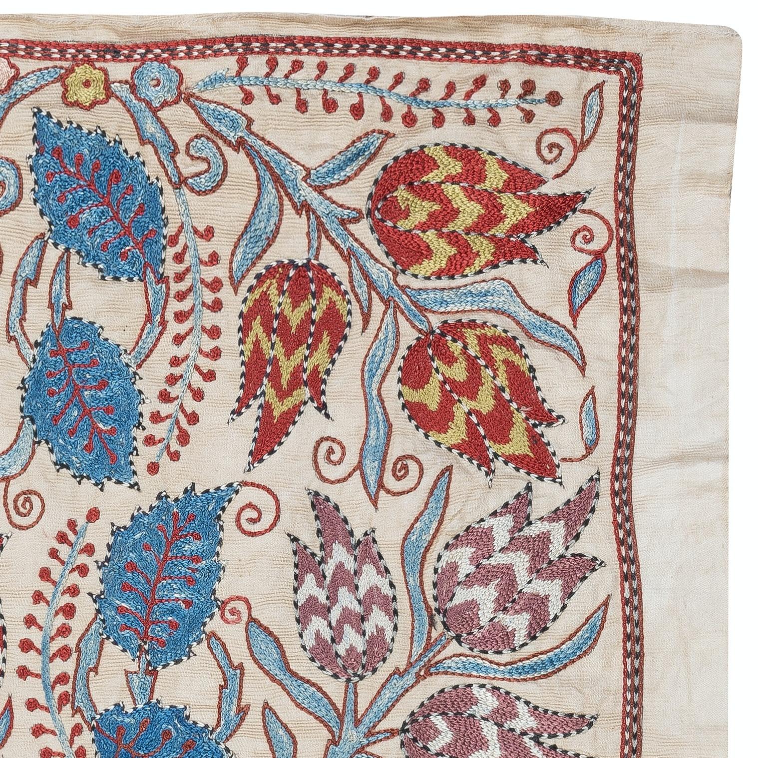 Suzani Appendiabiti da parete ricamato in 100% seta 21x34. Tovaglia nuova. Decorazioni murali Boho in vendita