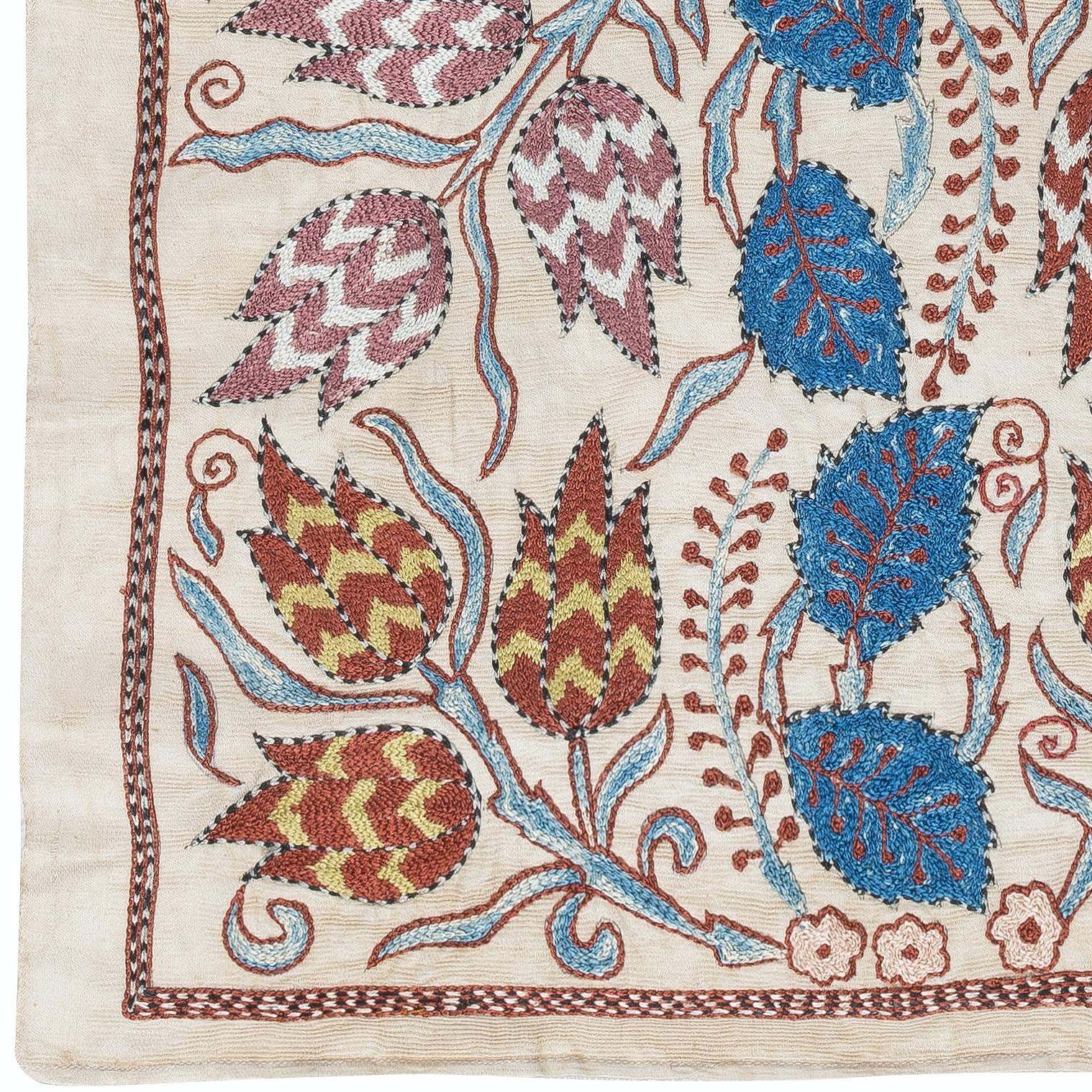 Centroasiatico Appendiabiti da parete ricamato in 100% seta 21x34. Tovaglia nuova. Decorazioni murali Boho in vendita