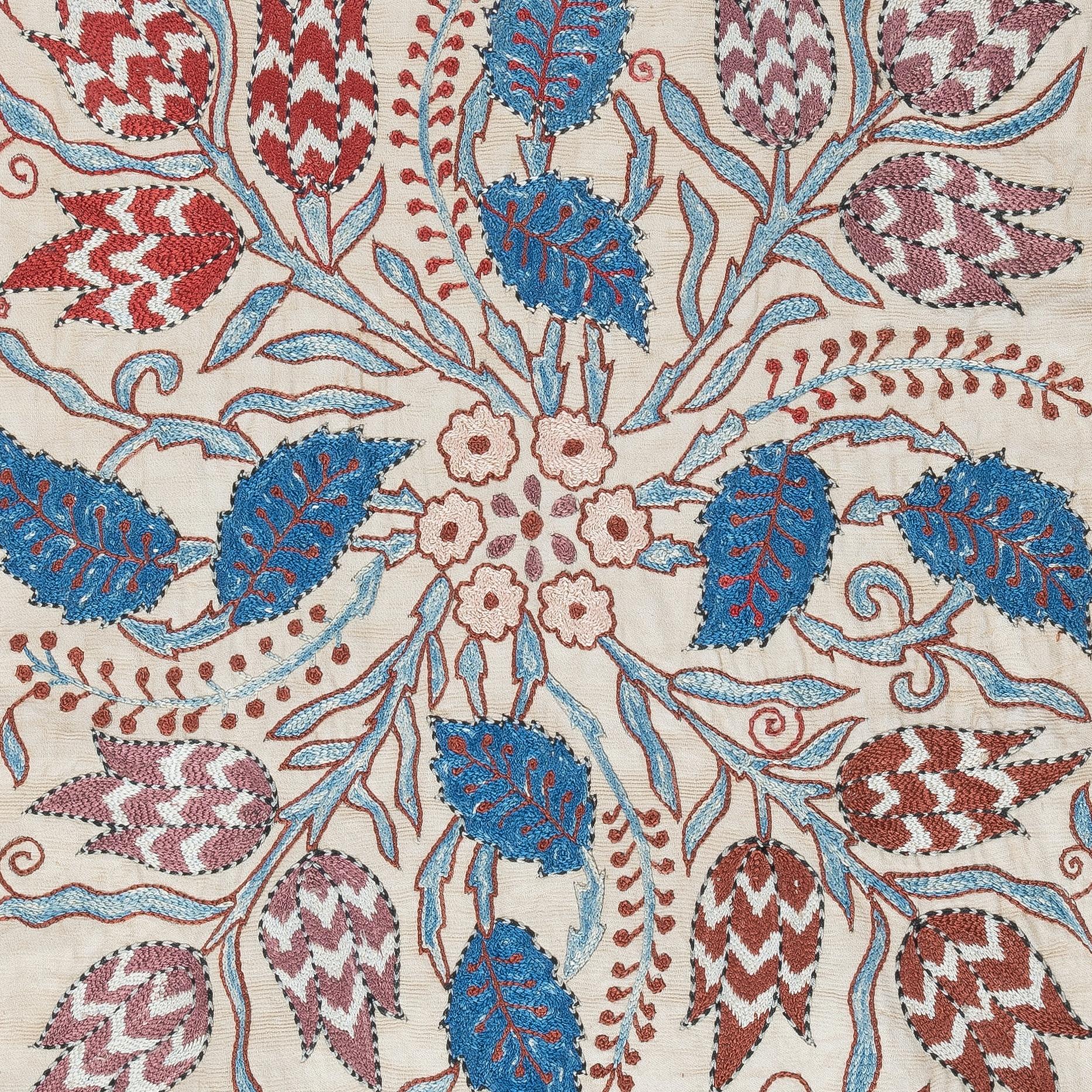 Ricamato Appendiabiti da parete ricamato in 100% seta 21x34. Tovaglia nuova. Decorazioni murali Boho in vendita