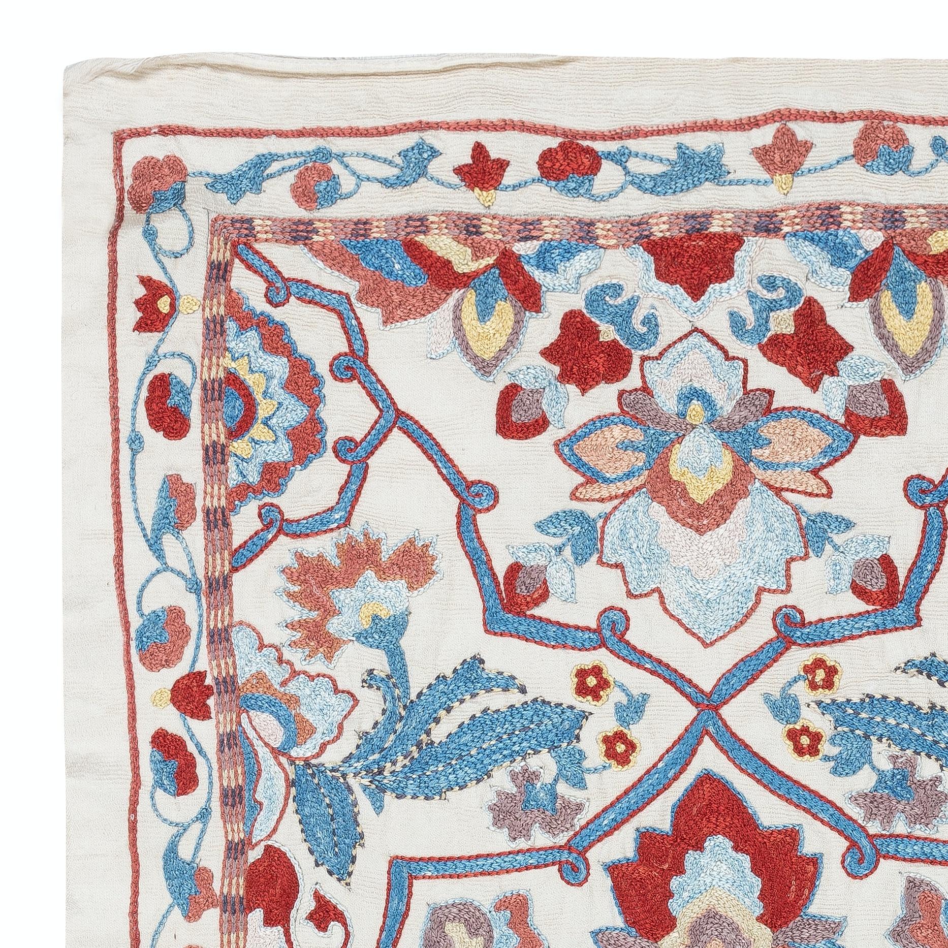 Zelebrieren Sie das reiche Erbe asiatischer Handwerkskunst mit diesem exquisiten Suzani-Textil aus 100 % Seide, das von erfahrenen Kunsthandwerkern sorgfältig von Hand bestickt wird. Dieses wahre Kunstwerk verkörpert eine jahrhundertealte Tradition