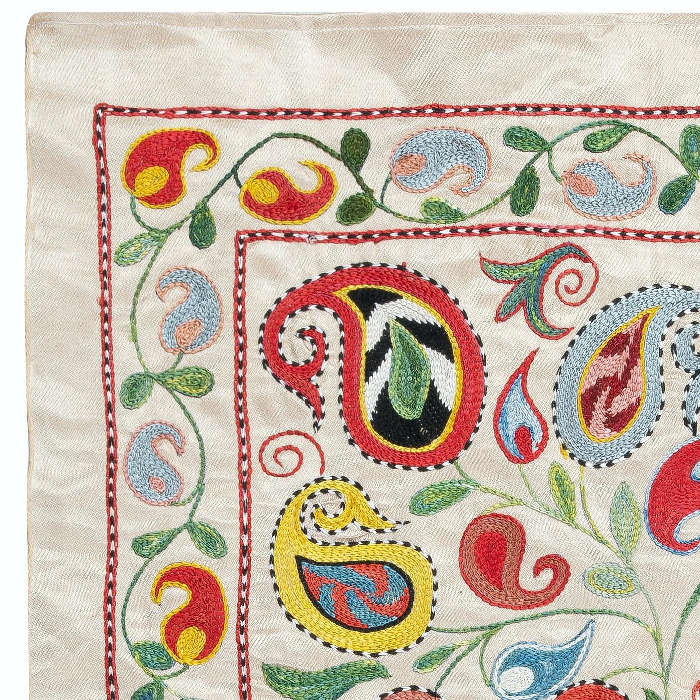 Celebra il ricco patrimonio dell'artigianato asiatico con questo squisito tessuto Suzani in 100% seta, ricamato meticolosamente a mano da abili artigiani. Una vera e propria opera d'arte, questo pezzo incarna secoli di tradizione e presenta