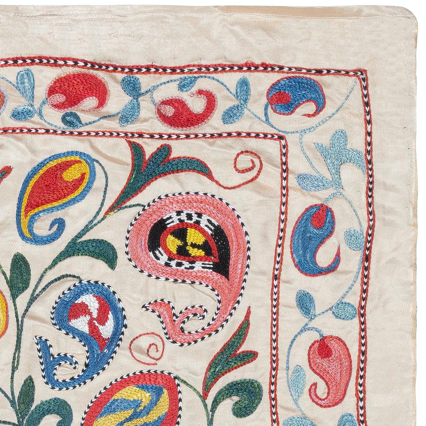 Hängeleuchte 21x37 aus 100% Seide. Besticktes Tischtuch. Moderne Wanddekoration (Suzani) im Angebot