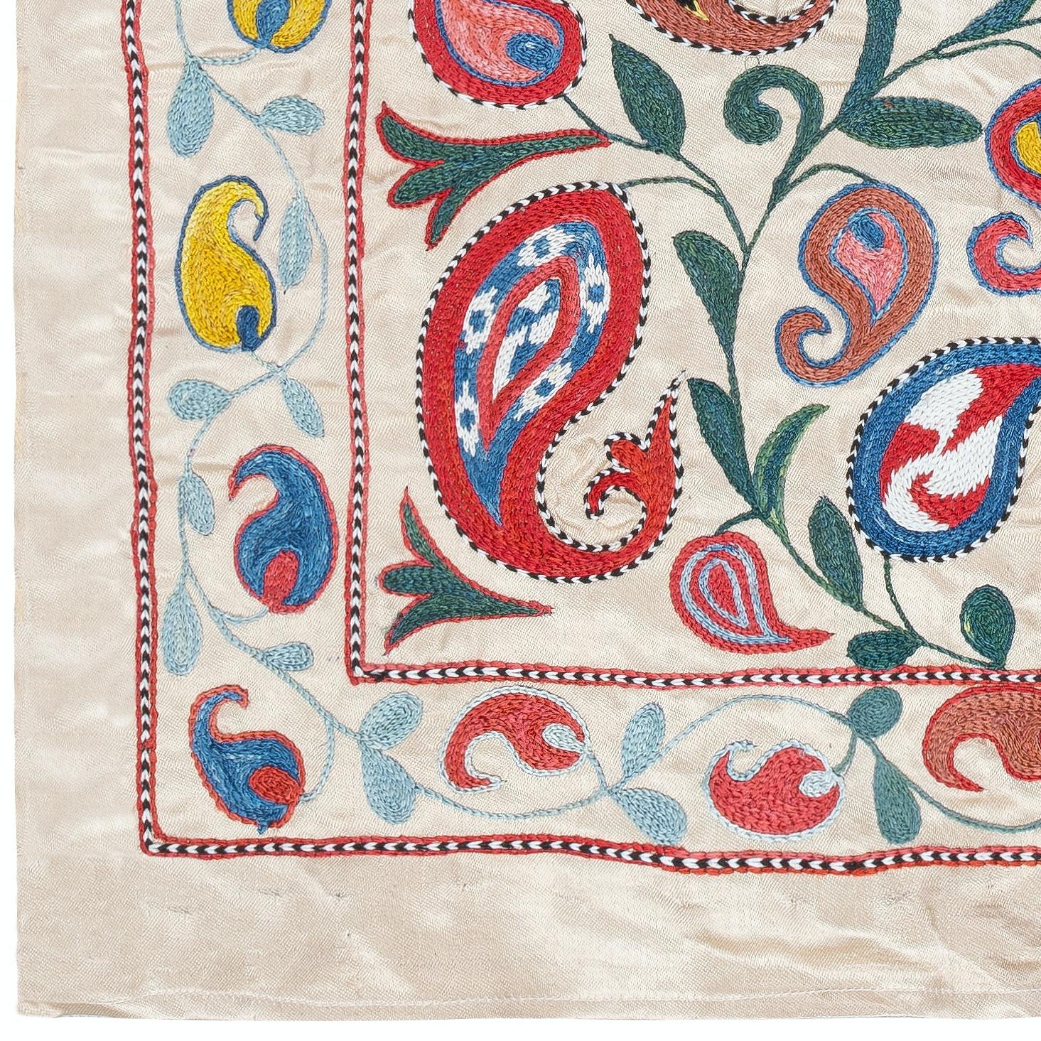 Hängeleuchte 21x37 aus 100% Seide. Besticktes Tischtuch. Moderne Wanddekoration (Zentralasiatisch) im Angebot