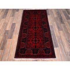Alfombra de pasillo de lana tejida a mano de estilo afgano Andkhoy, de color rojo, con motivos geométricos, de 63,5 cm x 145 cm