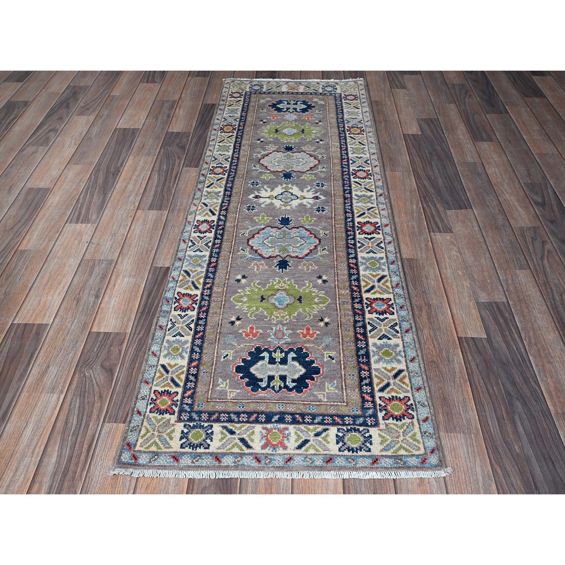 Gris givré, Kazak avec motifs de médaillons tribaux, laine douce et veloutée, nouée à la main, tissage plus dense, teintures végétales, chemin de fer étroit, tapis d'Orient
Matières premières : Laine
Latex : Pas de poils 
hauteur : 0,25 pouces
Style