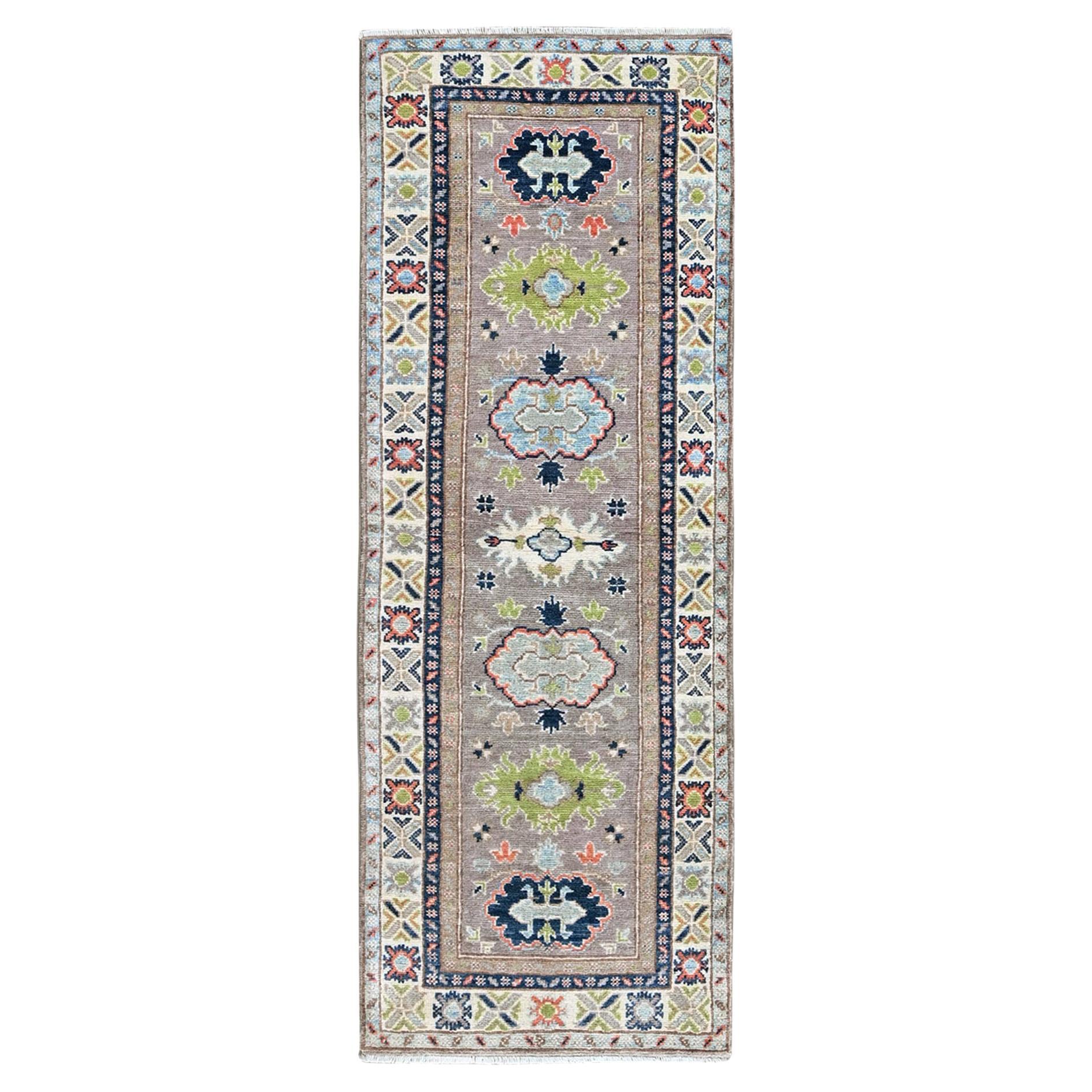 2'1 "x5'10" Frost Gray Kazak with Tribal Design Soft Wool Hand Knotted Runner Rug (Tapis de course en laine douce nouée à la main)
