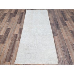 Alfombra de pasillo de lana persa de Tabriz, de estilo vintage, anudada a mano, de color marfil, de 2'1" x 5'9", con pelo corto y fino