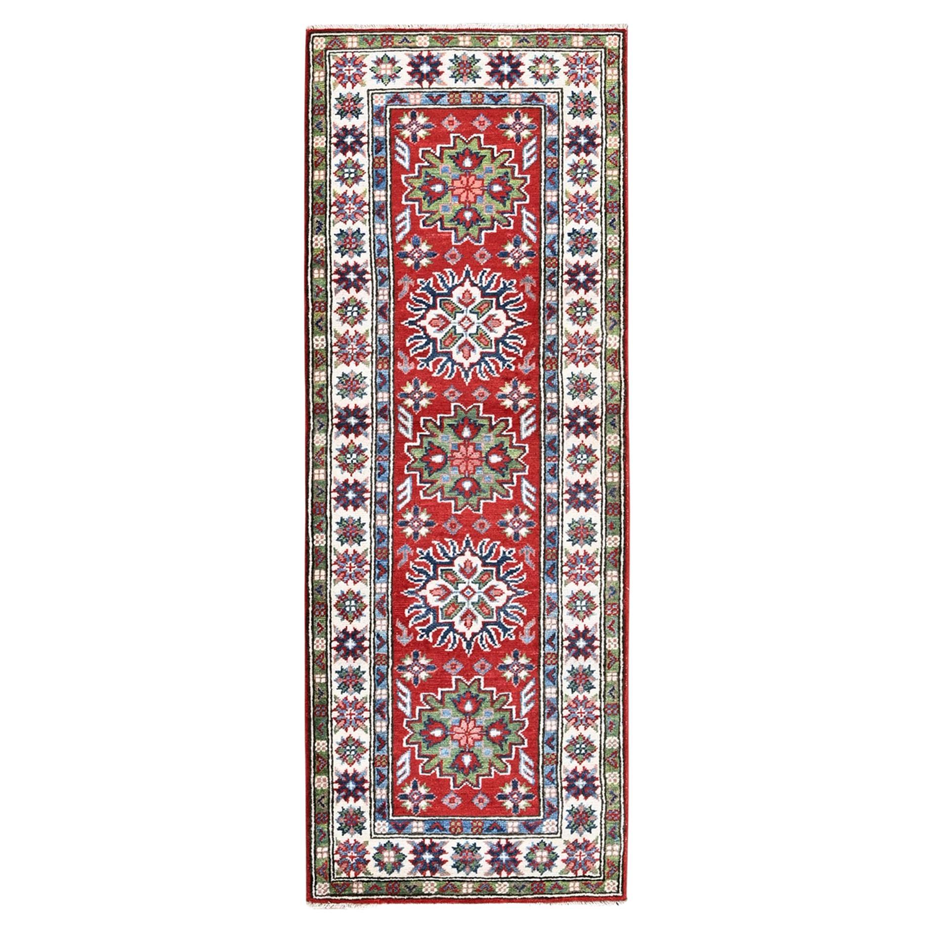 2
1 "x6
Tapis de course en laine nouée à la main Kazak rouge avec motifs de médaillons tribaux