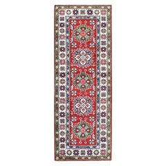 2
1 "x6
Tapis de course en laine nouée à la main Kazak rouge avec motifs de médaillons tribaux