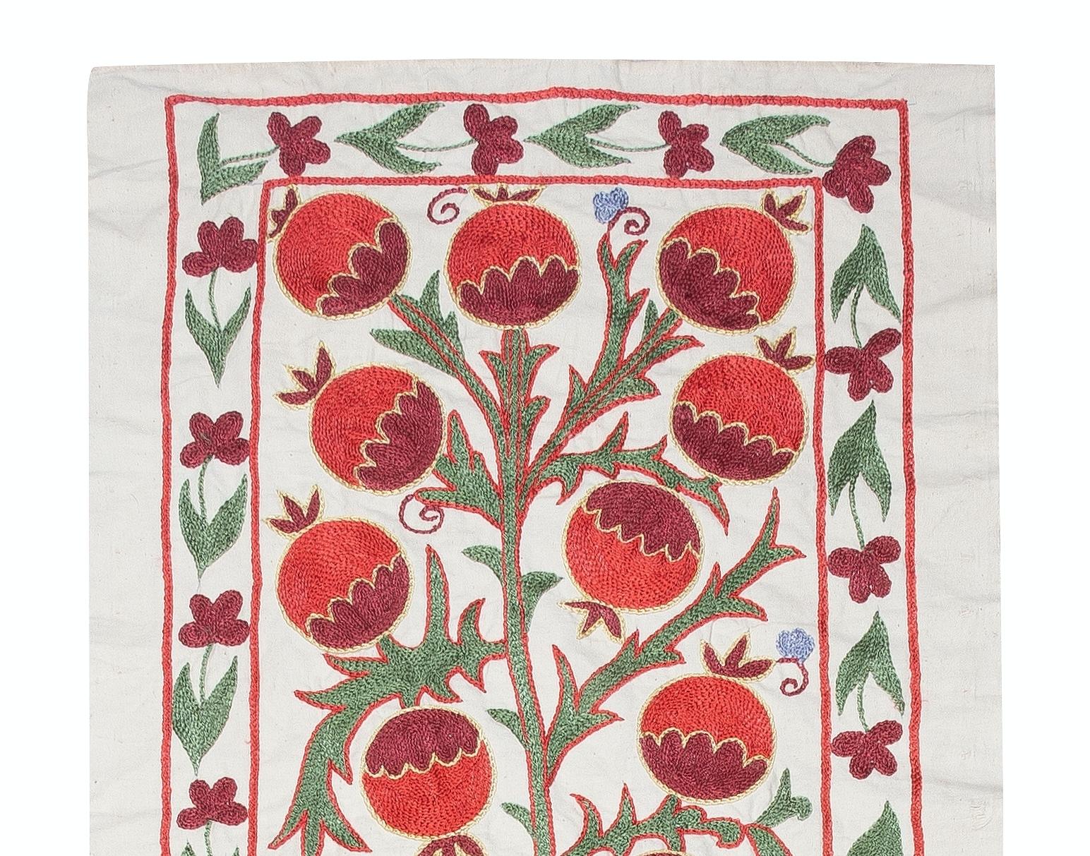 Handbestickter Wandbehang aus 100% Baumwolle New Suzani Fabric - Timeless-art
Erleben Sie die Schönheit der zentralasiatischen Handwerkskunst mit diesem exquisiten, handbestickten Suzani-Textil aus 100 % Baumwolle, einem wahren Zeugnis