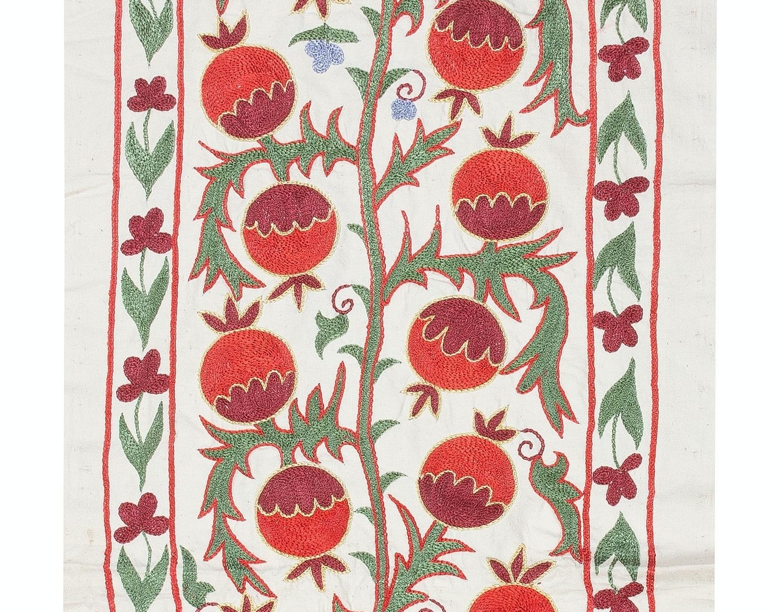 21x72 in bestickter Tischleuchter. Moderner Wandbehang aus Baumwolle in Rot und Grün (Suzani) im Angebot
