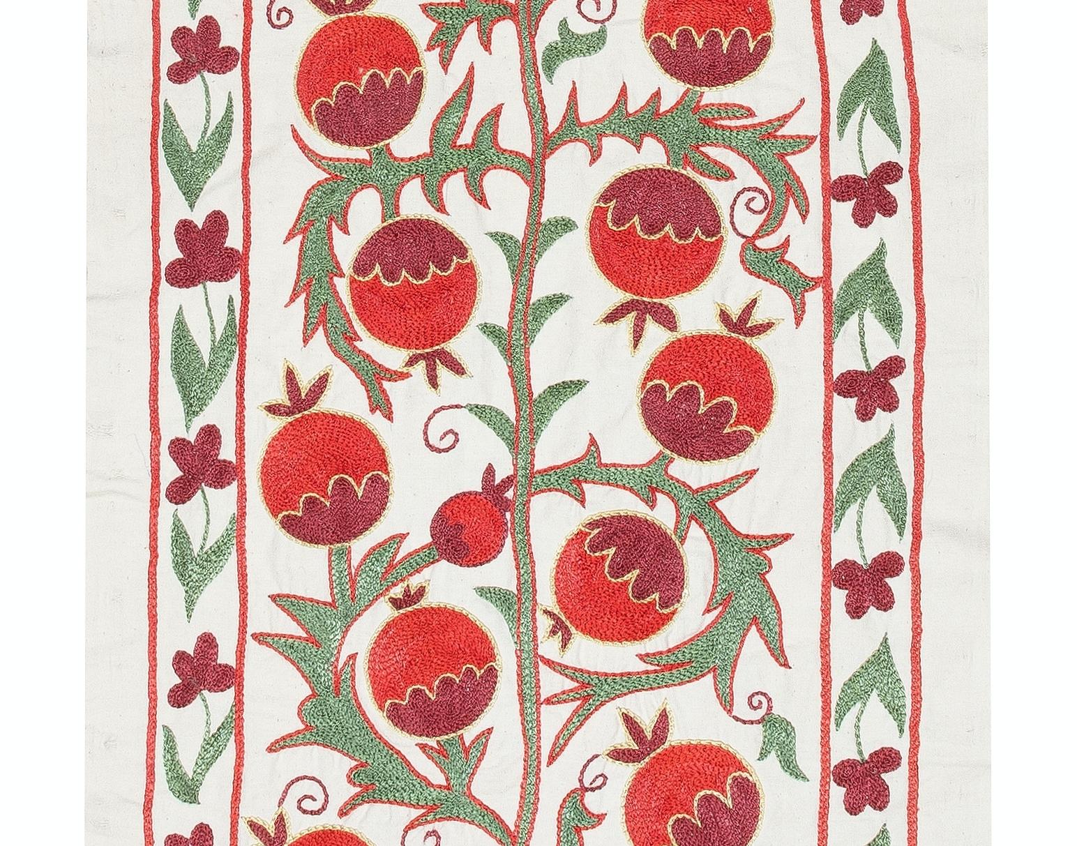 21x72 in bestickter Tischleuchter. Moderner Wandbehang aus Baumwolle in Rot und Grün (Zentralasiatisch) im Angebot
