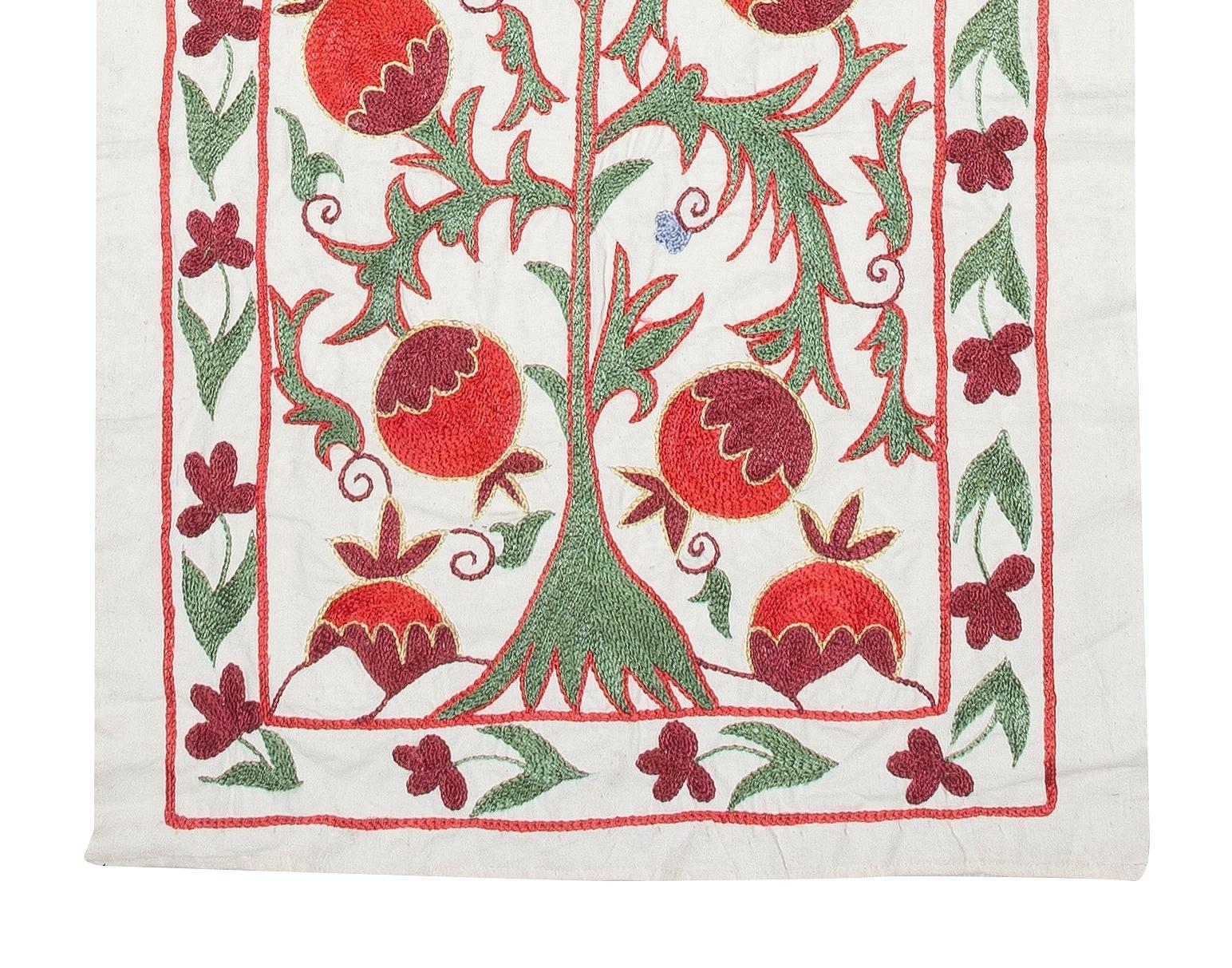 21x72 in bestickter Tischleuchter. Moderner Wandbehang aus Baumwolle in Rot und Grün (Bestickt) im Angebot