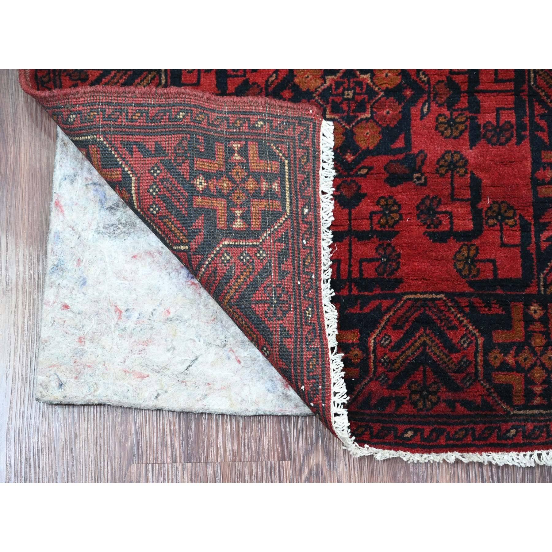 Imperial Red, Afghan Andkhoy mit Tribal Design, Weicher Flor, Reine Wolle, Handgeknüpft, Läufer, Orientteppich
Primäre MATERIALIEN: Wolle
Latex: Nein Florhöhe: 0.25 Zoll
Stil: Traditionell
Grundfarbe: Rot
Sekundärfarben: Mitternachtsblau,