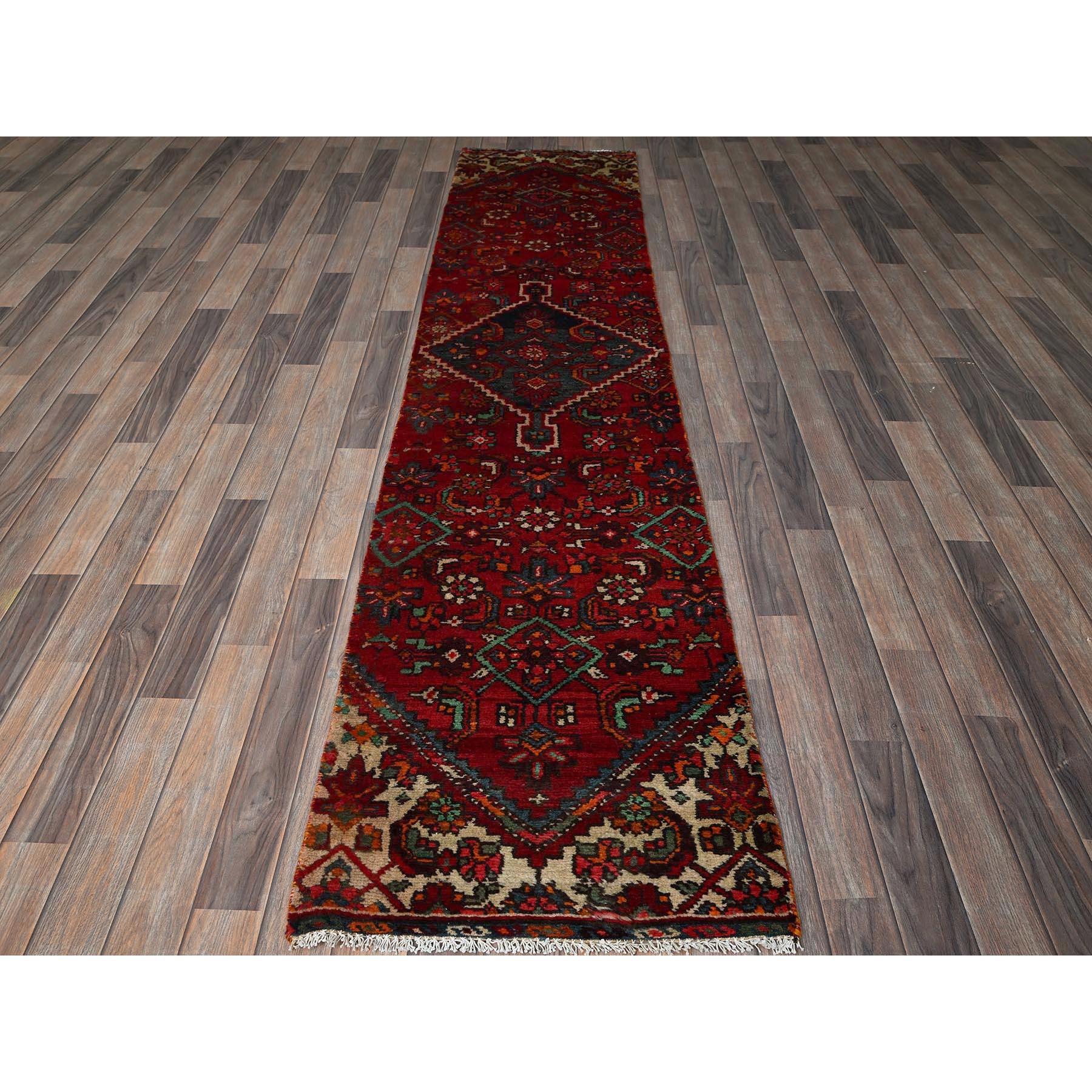 Rubinrot, Vintage Persian Hamadan mit geometrischem Medaillon-Design, abgenutzt, dünn geschnitten, ohne Flor, Seiten und Enden professionell gesichert, handgeknüpft, 100% Wolle, Fragment, schmaler Läufer, Orientteppich Primäre Materialien: