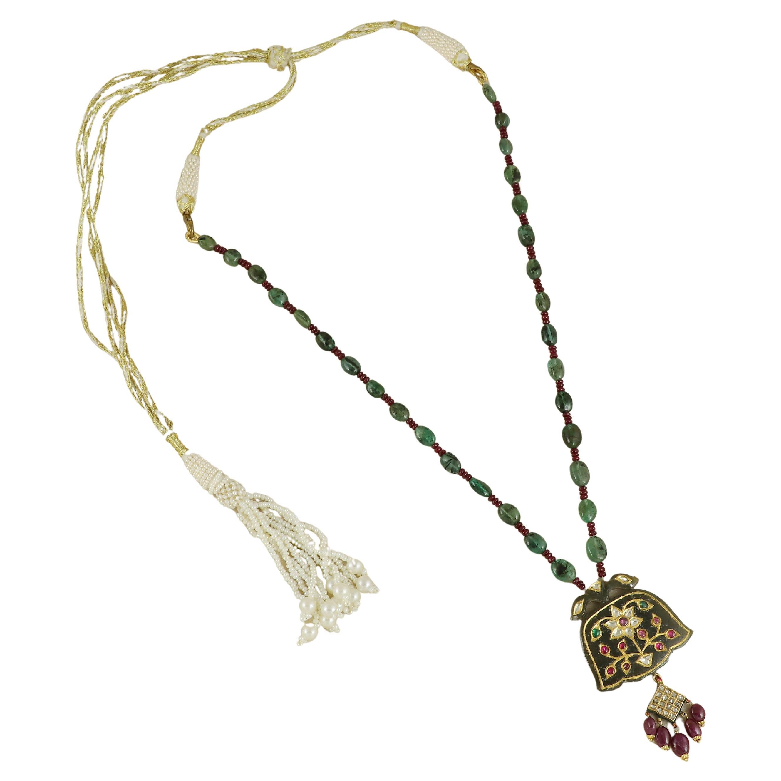 Grezzo Amuleto/haldali in giada nefrite in oro 22/24K con smeraldo e rubini incastonati in vendita