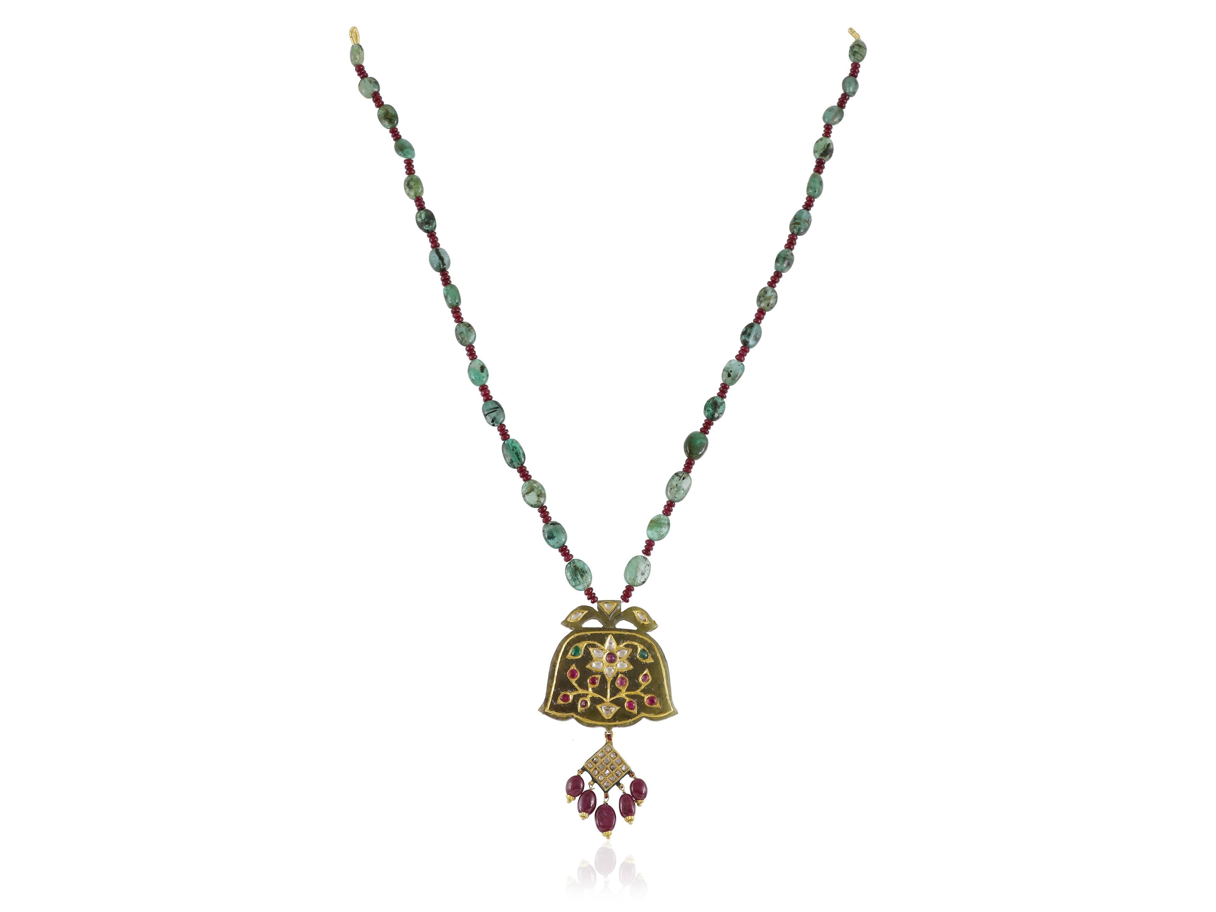 Amuleto/haldali in giada nefrite in oro 22/24K con smeraldo e rubini incastonati In condizioni Nuovo in vendita a Bangkok,, TH