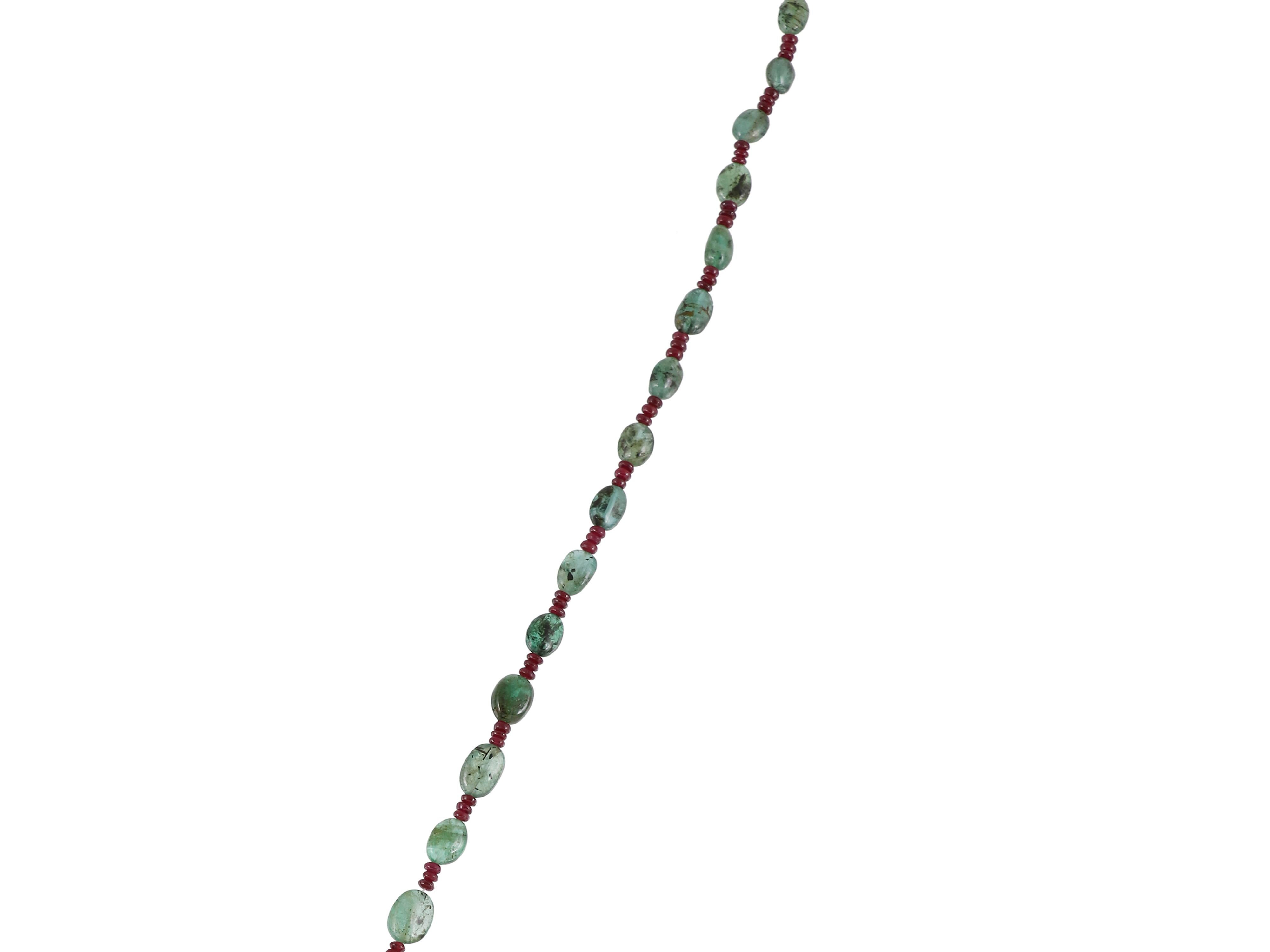 Donna Amuleto/haldali in giada nefrite in oro 22/24K con smeraldo e rubini incastonati in vendita