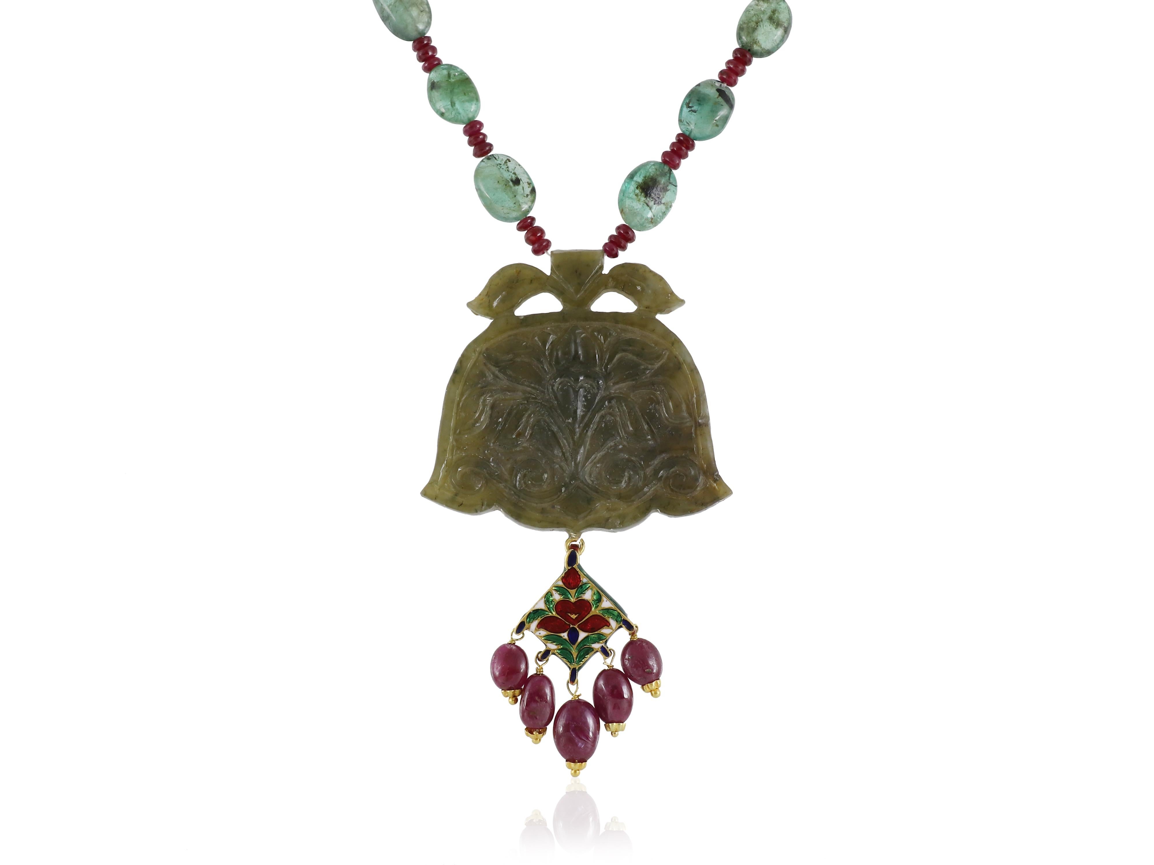 Amuleto/haldali in giada nefrite in oro 22/24K con smeraldo e rubini incastonati in vendita 1