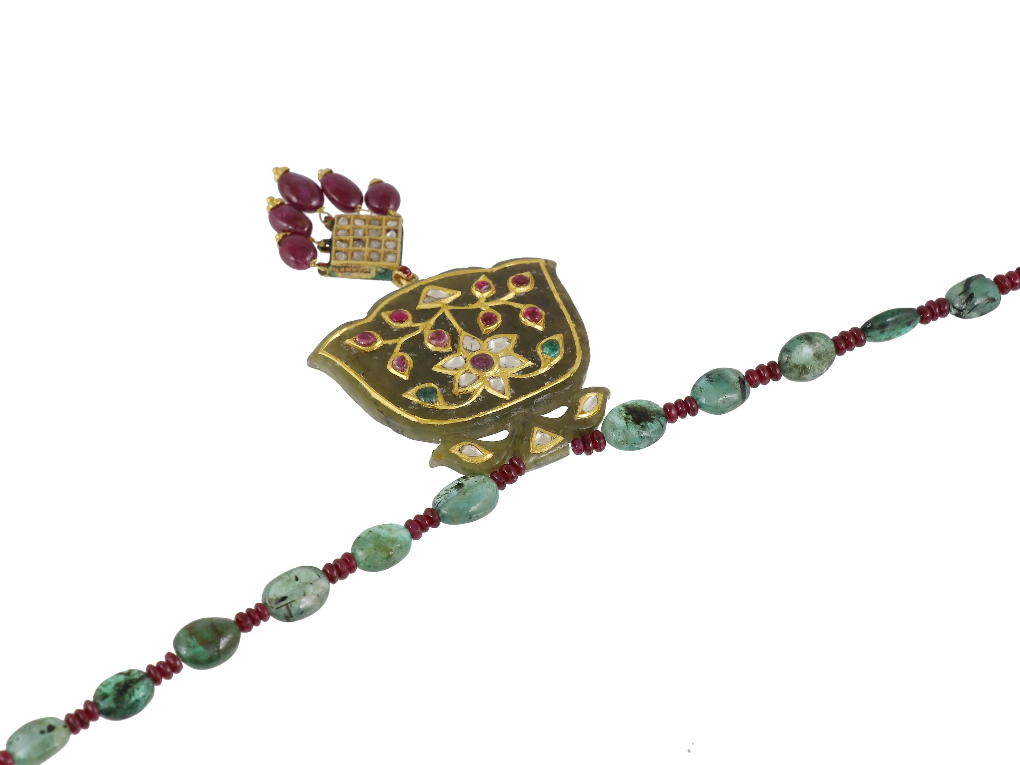 Amuleto/haldali in giada nefrite in oro 22/24K con smeraldo e rubini incastonati in vendita 3