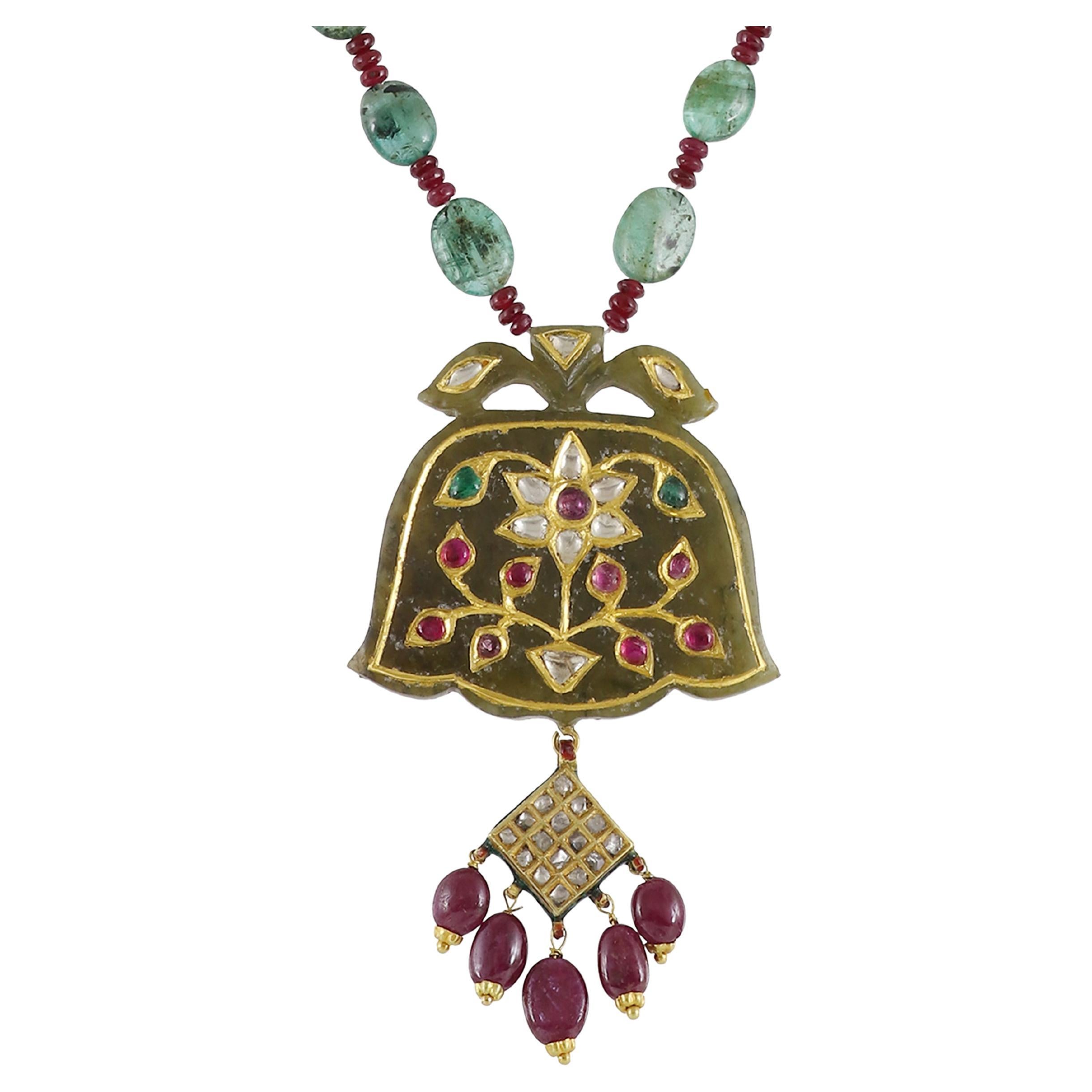 Amuleto/haldali in giada nefrite in oro 22/24K con smeraldo e rubini incastonati
