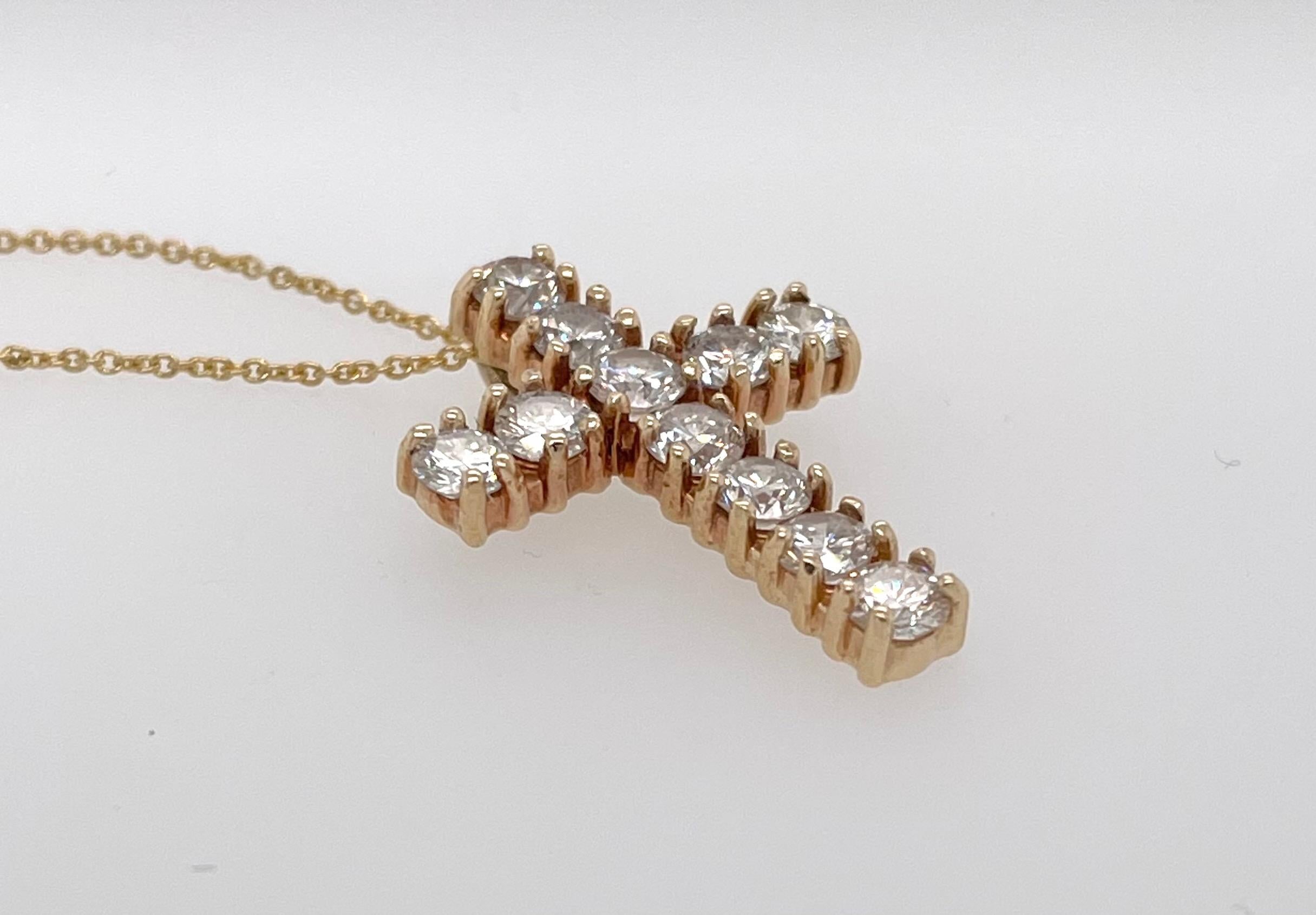 Klassisches und schönes Diamantkreuz aus 18 Karat Gelbgold und 2,2 Karat weißen Diamanten.  Die Diamanten bestehen aus 11 weißen Diamanten mit einer Farbe von G-H und einer Qualität von VS2 und haben jeweils einen Wert von 20 Punkten.  16 Zoll