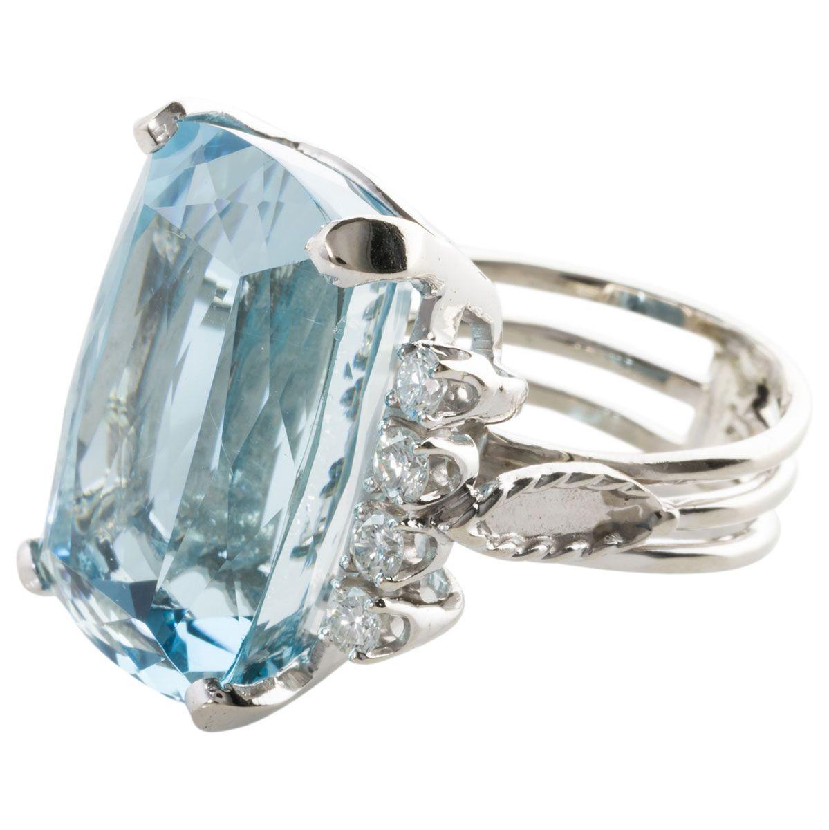 22 Carat Aquamarine and Diamond 14 Karat White Gold Cocktail Ring In Good Condition In QLD , AU