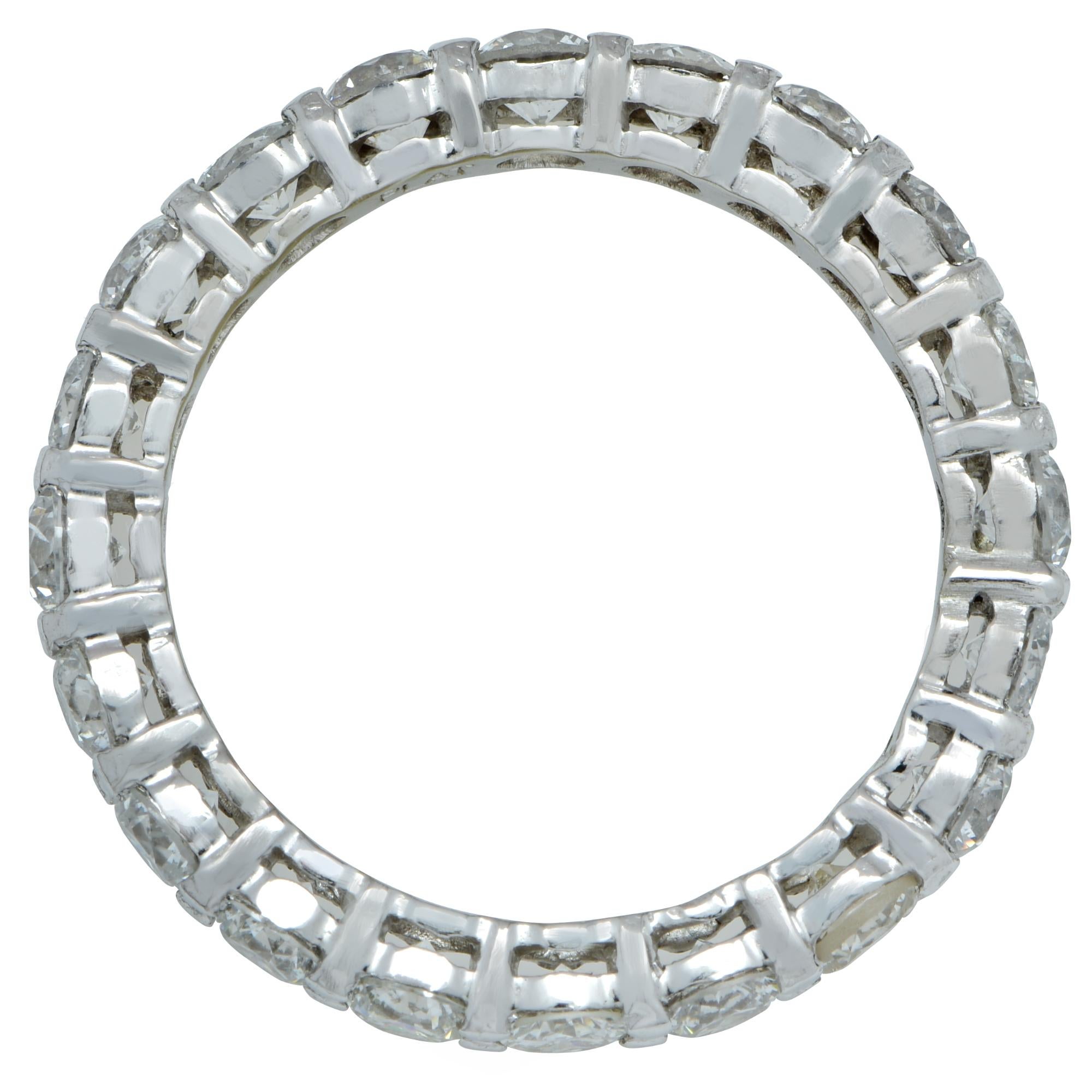 Impresionante alianza de platino con 20 diamantes redondos talla brillante de aproximadamente 2,2 quilates en total, color G y claridad VS-SI. Este flujo continuo de diamantes está destinado a deslumbrar.

Todas nuestras piezas van acompañadas de