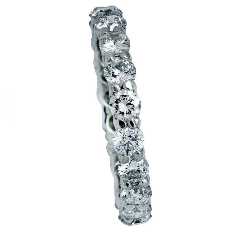 Moderne Anneau d'éternité en platine et diamants de 2,2 carats en vente