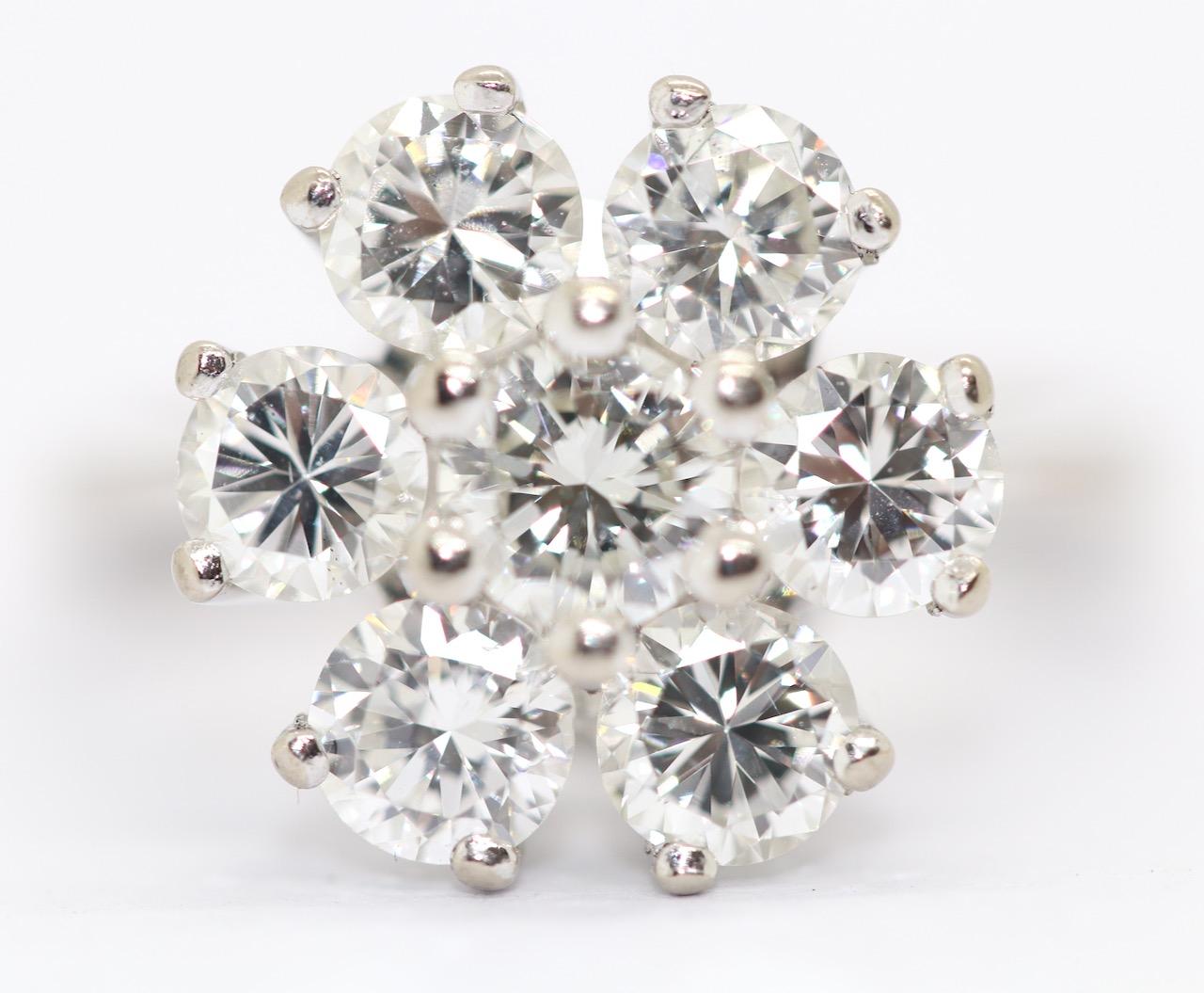 Bague à fleur solitaire en or blanc 18 carats avec diamants de 2,2 carats Pour femmes en vente