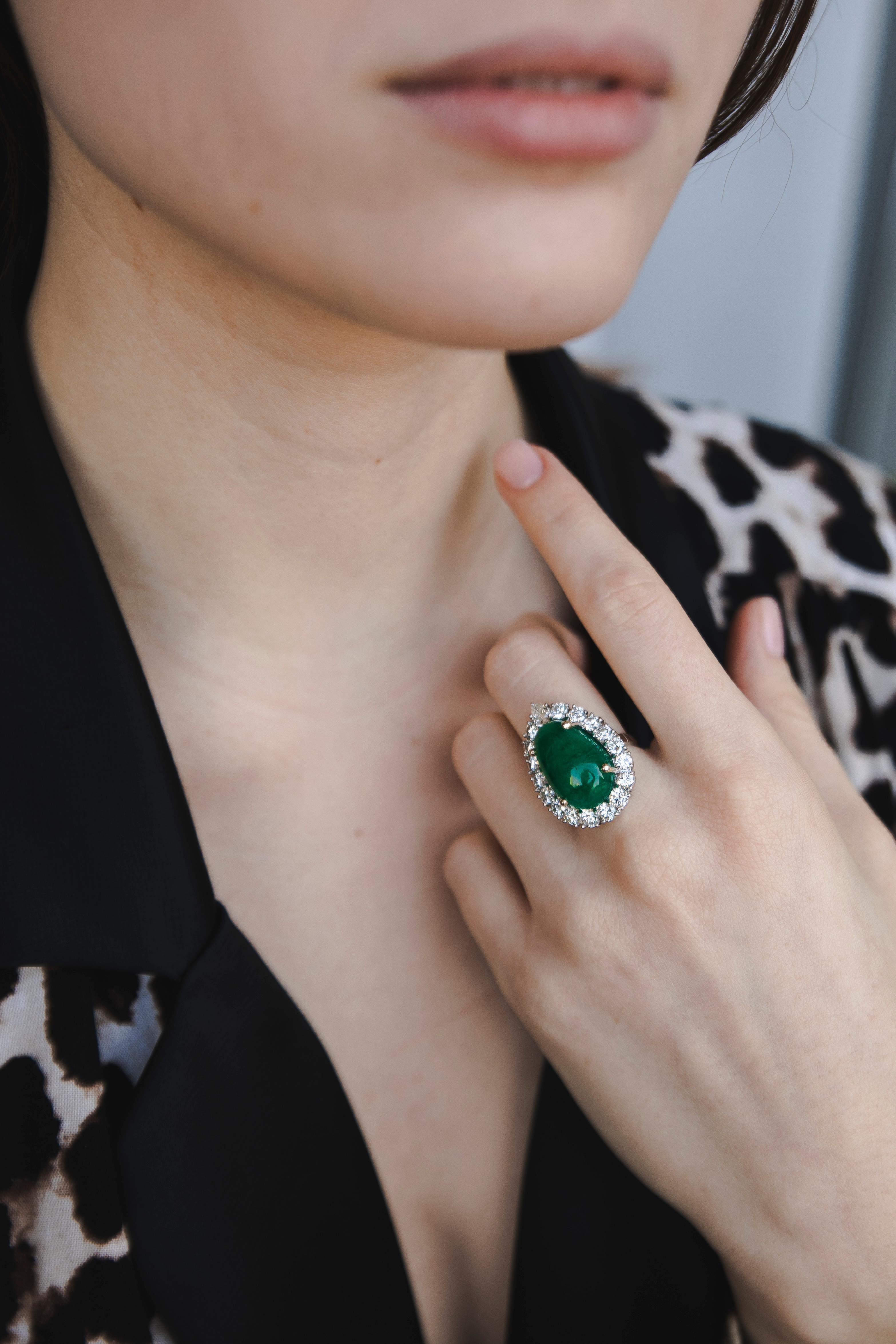 Ring transformer to Pendant or Brooch in Platinum with 22 Ct Cabochon Emerald and 17 round-cut Diamonds and one pear-shaped Diamond with a total weight of 3Ct. 1945.
Highly collectable item, amazing Emerald ring that in a matter of seconds