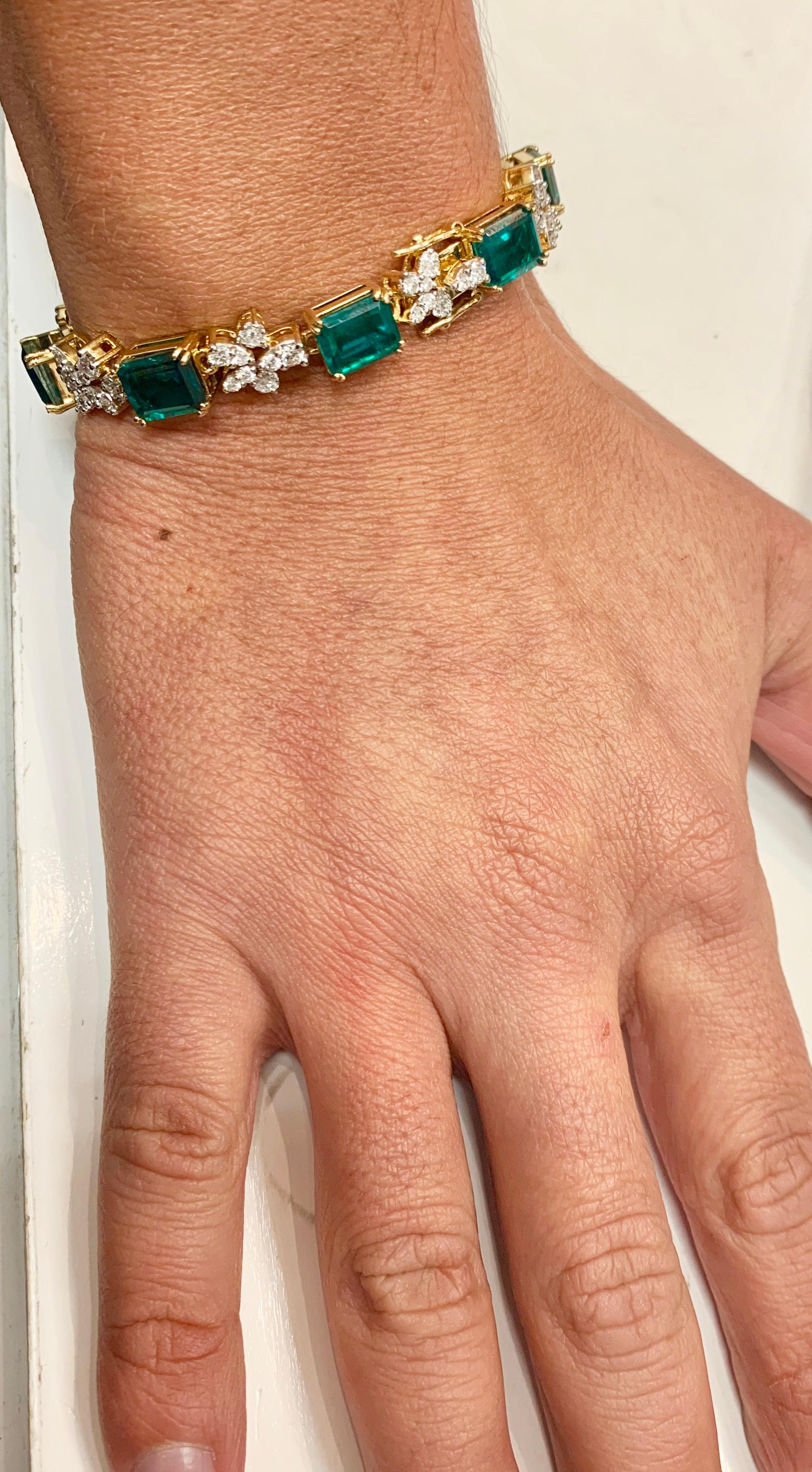 Classic,  22 Carat Emerald & Diamond Bracelet, Alternating Gemstones In Excellent Condition For Sale In Aliso Viejo, CA
