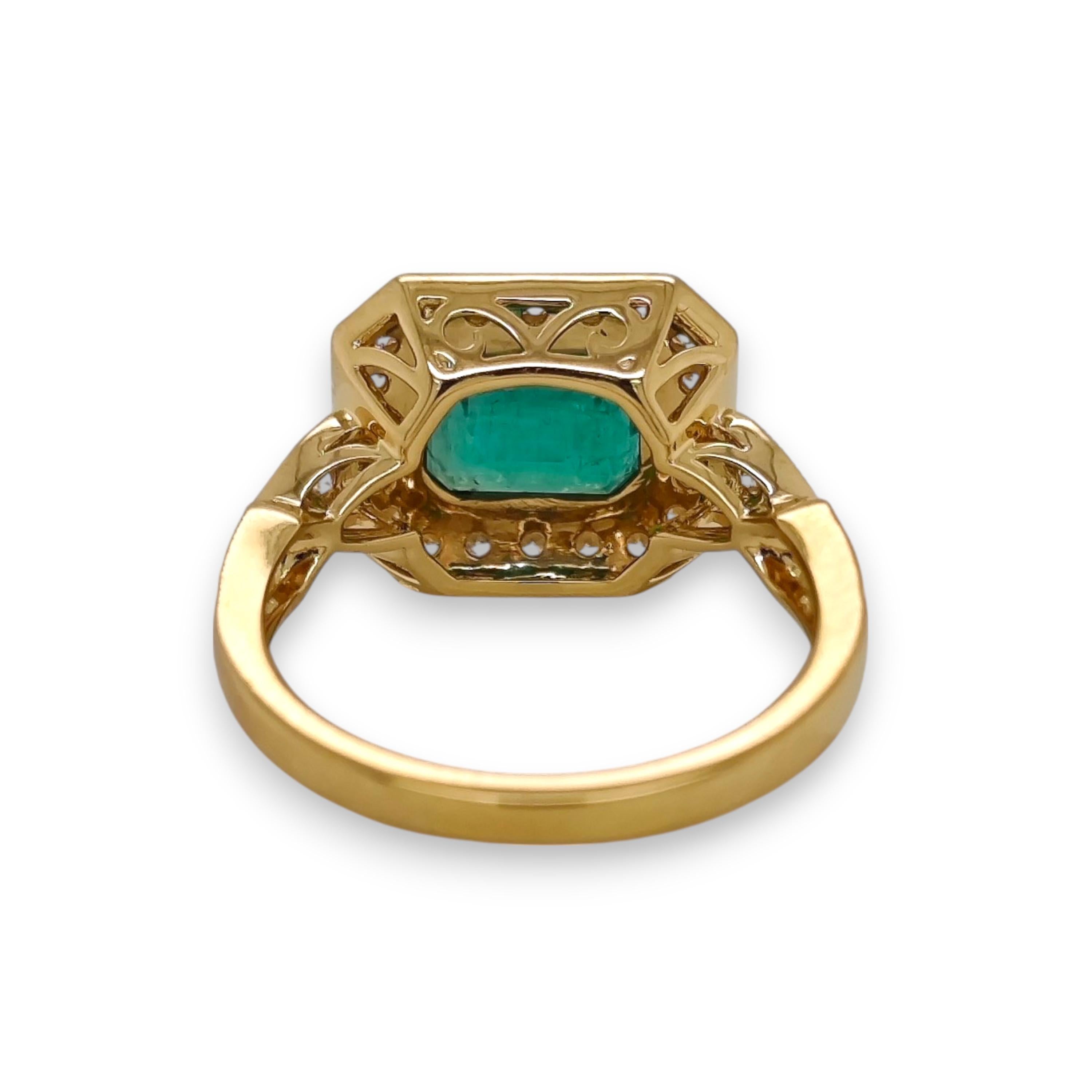 Anillo de oro amarillo con esmeralda y diamante blanco de 2.2 quilates Corte esmeralda en venta