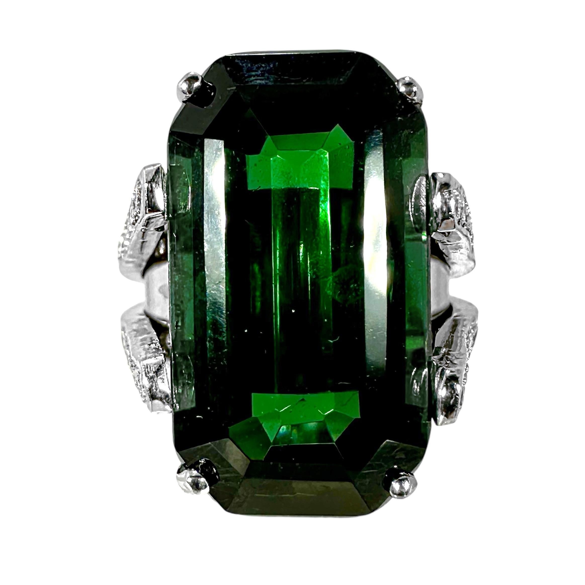 Bague en platine de 22 carats avec tourmaline verte taille émeraude et épaulements en diamant en vente 4