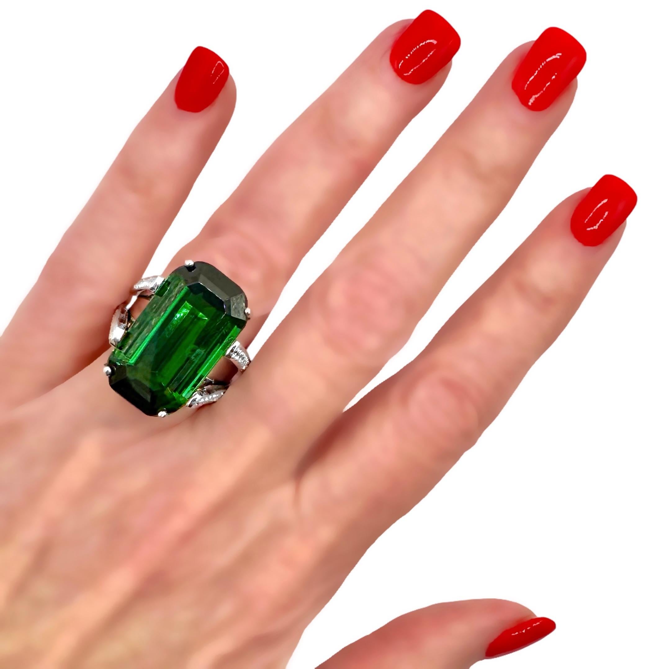 Bague en platine de 22 carats avec tourmaline verte taille émeraude et épaulements en diamant en vente 5
