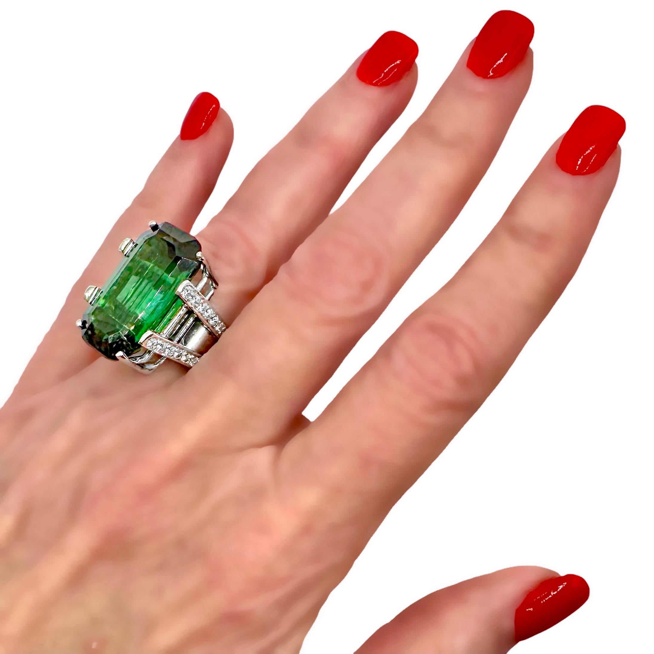Bague en platine de 22 carats avec tourmaline verte taille émeraude et épaulements en diamant en vente 6