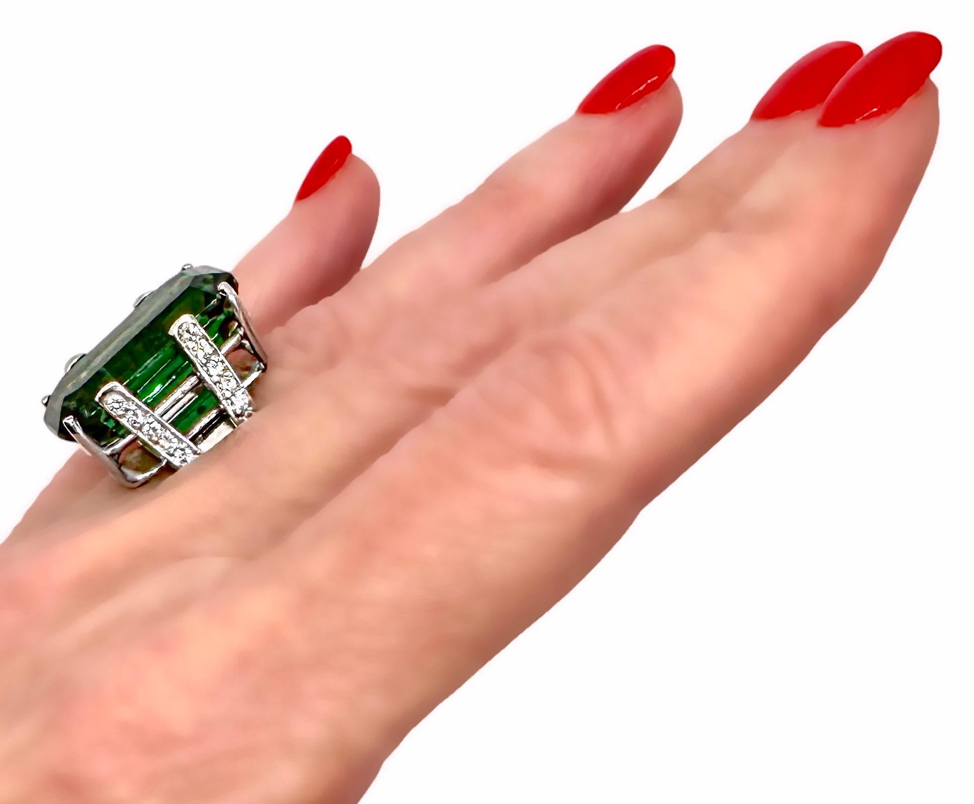 Bague en platine de 22 carats avec tourmaline verte taille émeraude et épaulements en diamant en vente 7