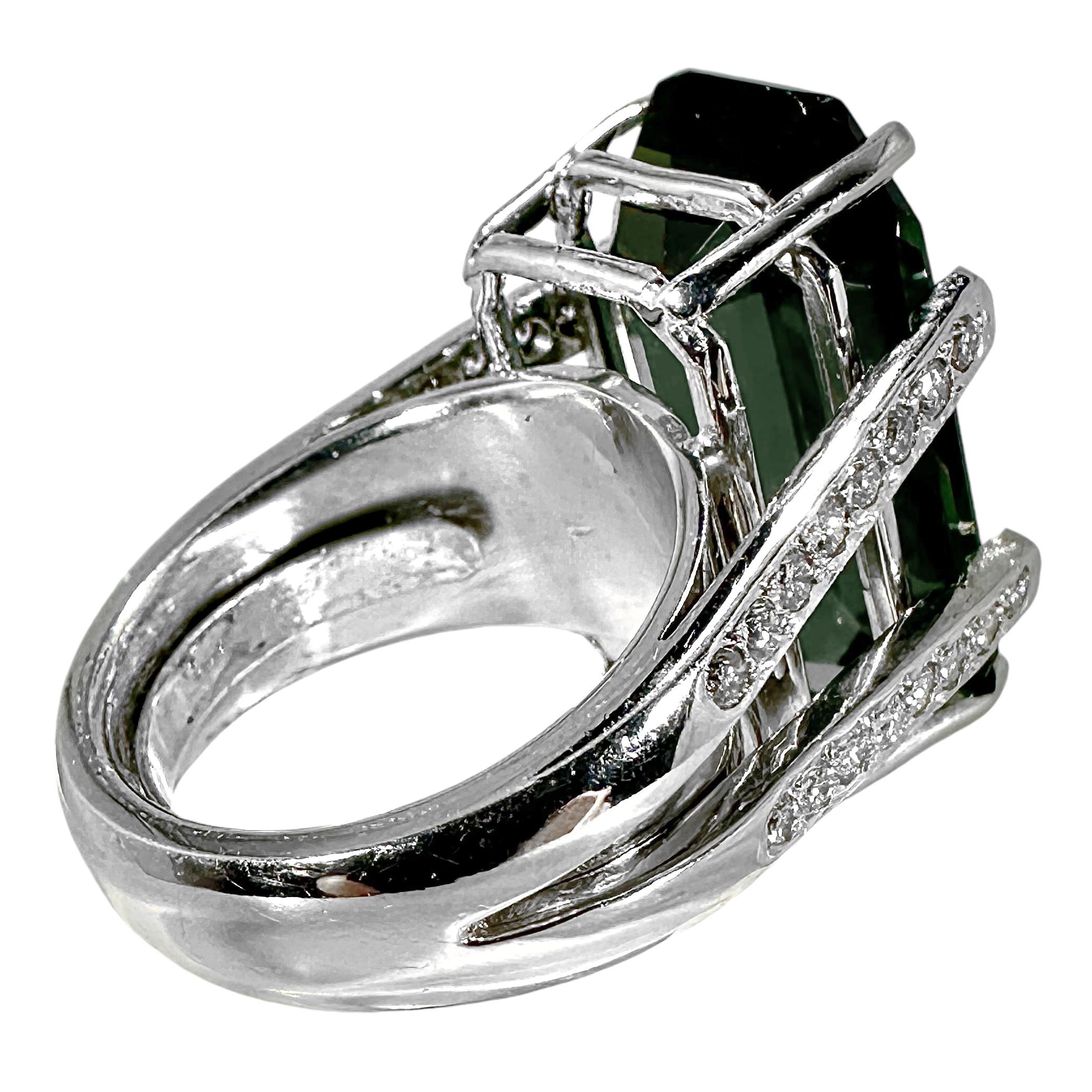 Taille émeraude Bague en platine de 22 carats avec tourmaline verte taille émeraude et épaulements en diamant en vente