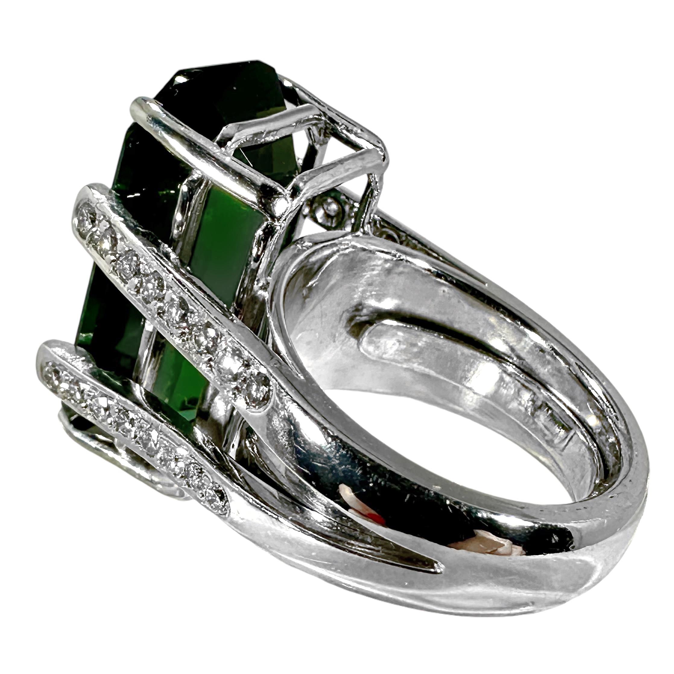 Bague en platine de 22 carats avec tourmaline verte taille émeraude et épaulements en diamant Unisexe en vente