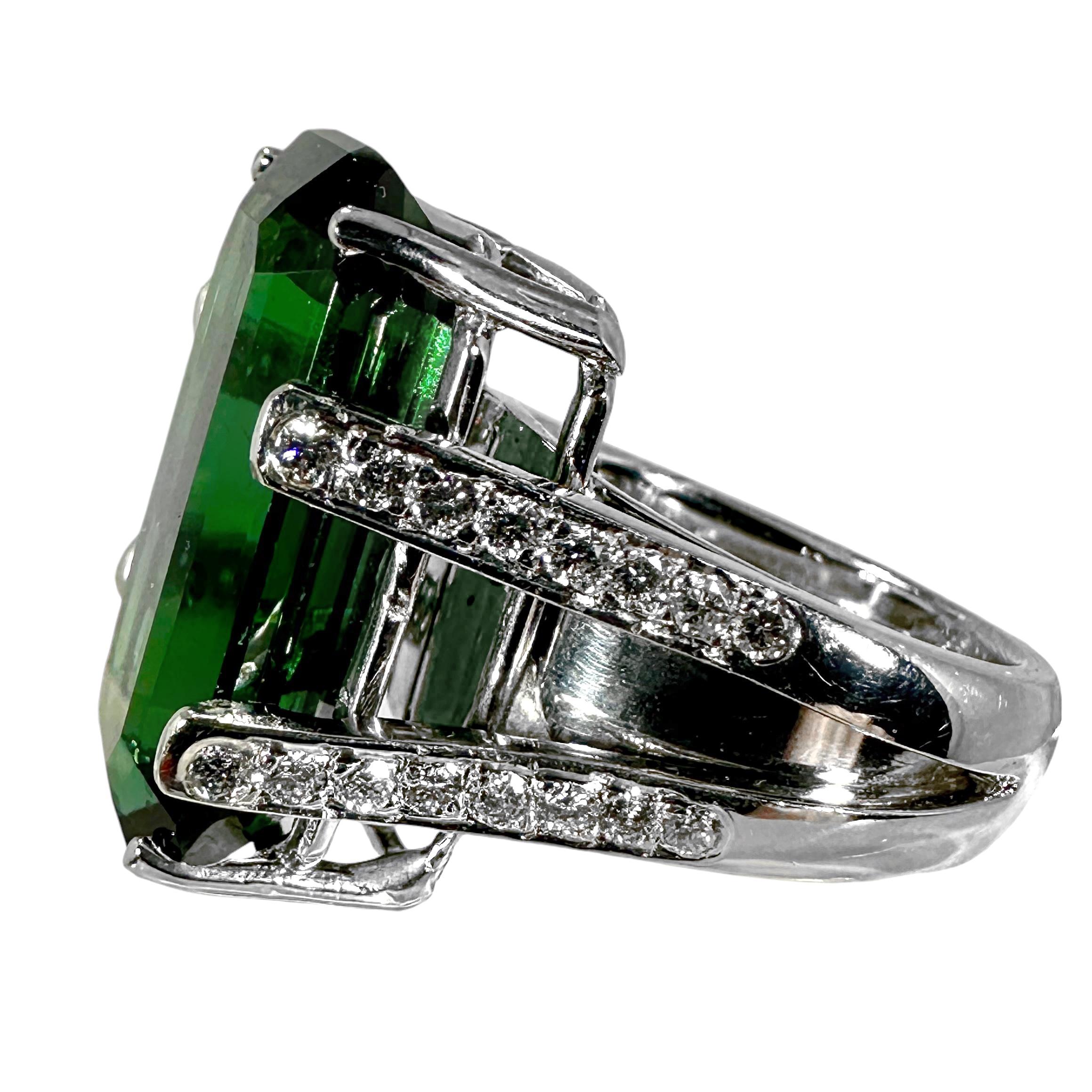 Bague en platine de 22 carats avec tourmaline verte taille émeraude et épaulements en diamant en vente 1