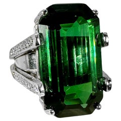Bague en platine de 22 carats avec tourmaline verte taille émeraude et épaulements en diamant