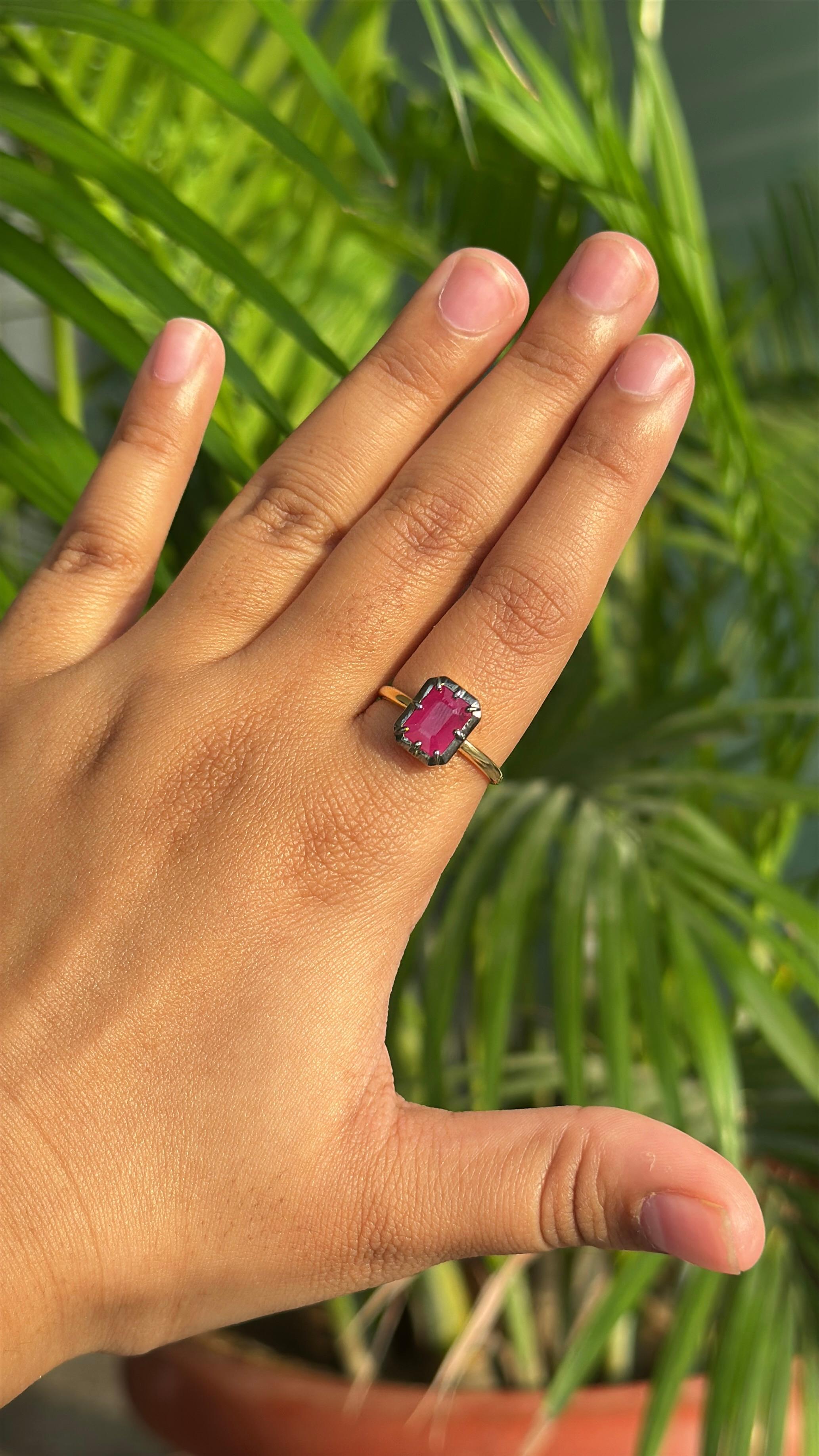 Im Angebot: Statement-Ring mit 2,2 Karat Rubin im Smaragdschliff aus 18 Karat Gelbgold mit schwarzem Rhodium () 10